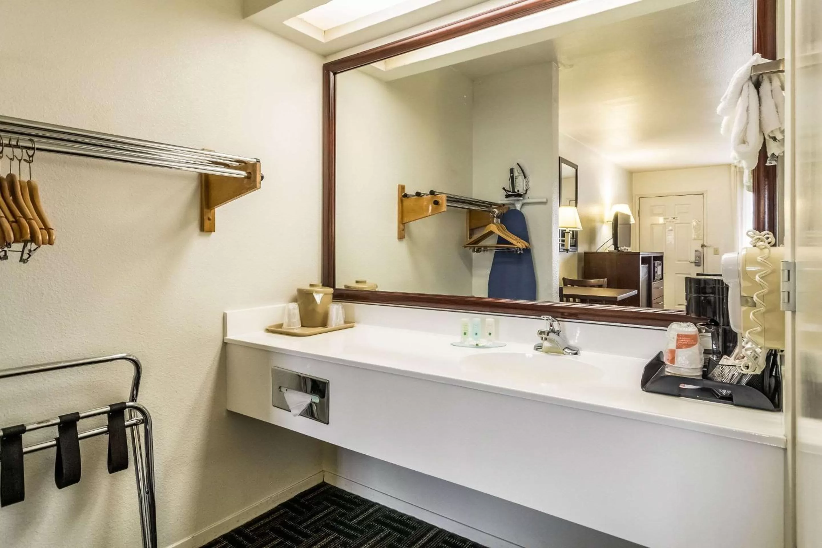 Photo of the whole room in Quality Inn Fresno Near University