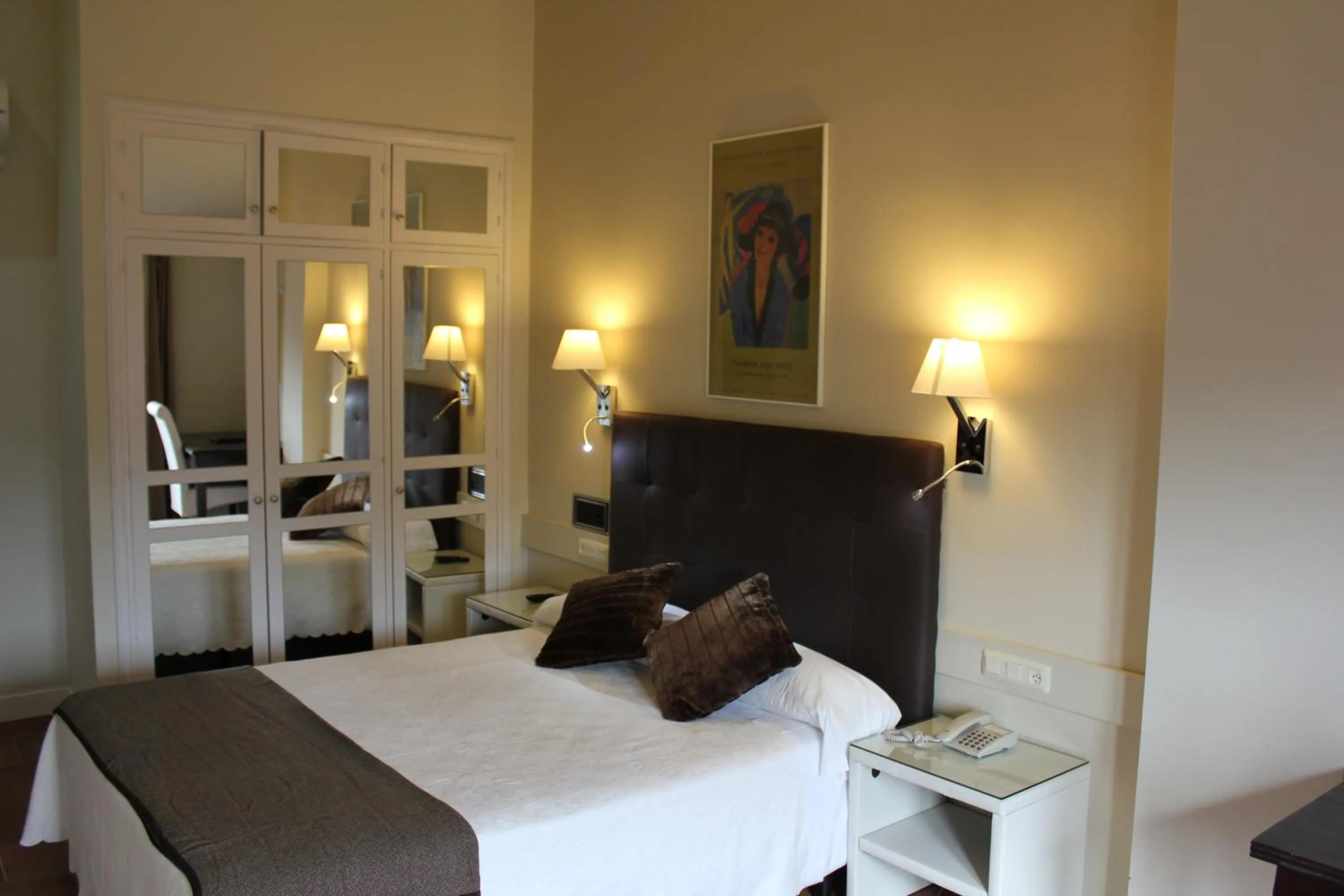 Bedroom, Bed in Hotel Leonor de Aquitania