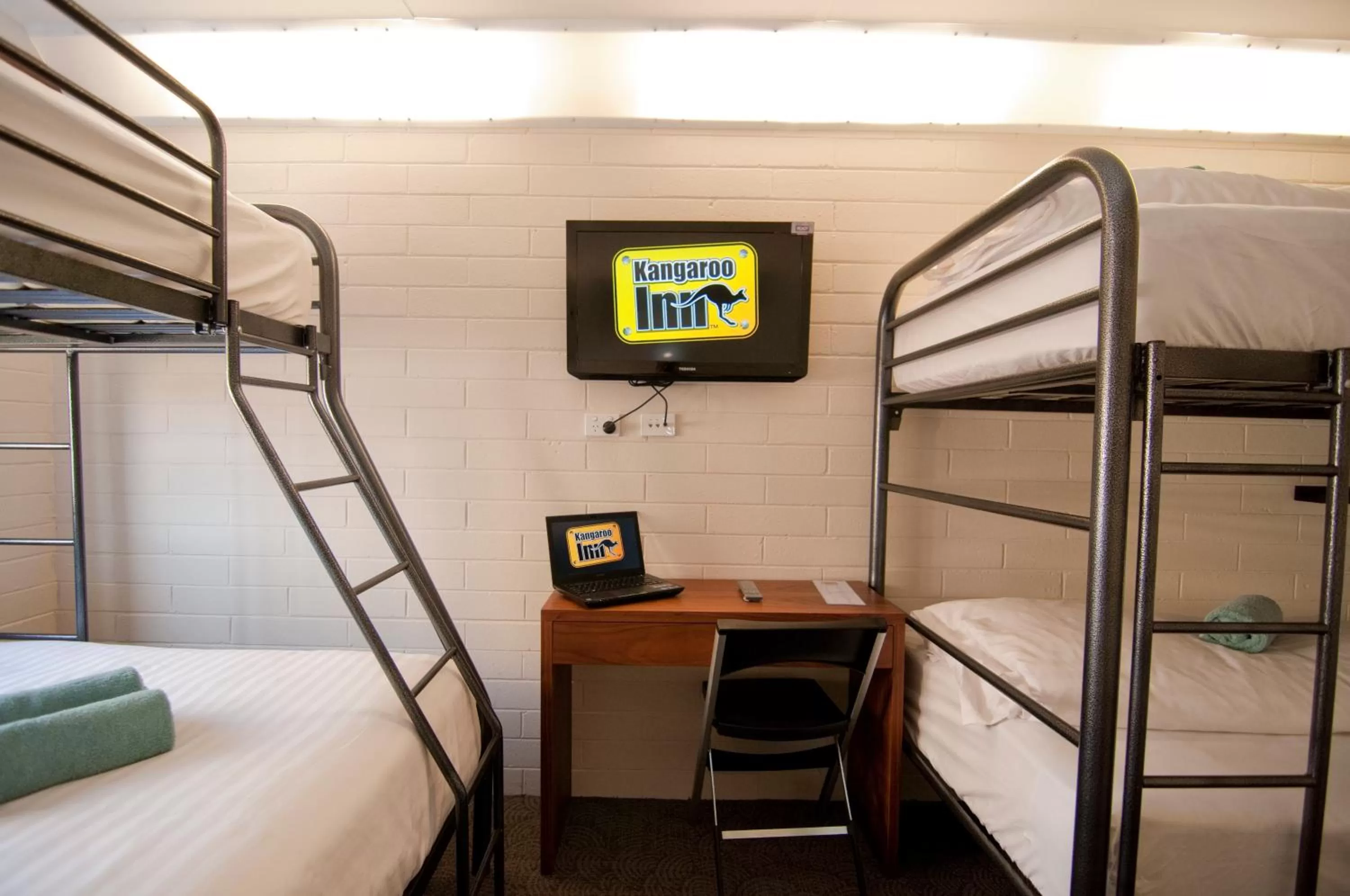 Photo of the whole room, Bed in Kangaroo Inn