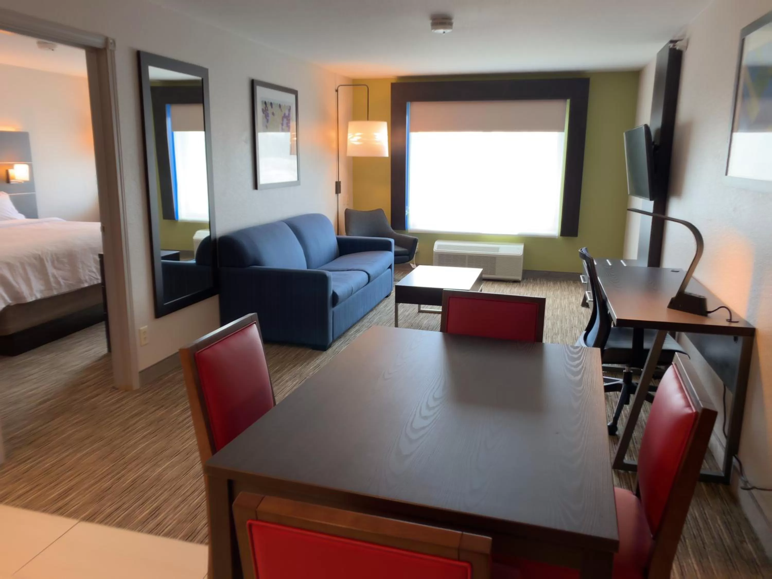 Photo of the whole room, Bed in Holiday Inn Express & Suites Exmore - Eastern Shore by IHG