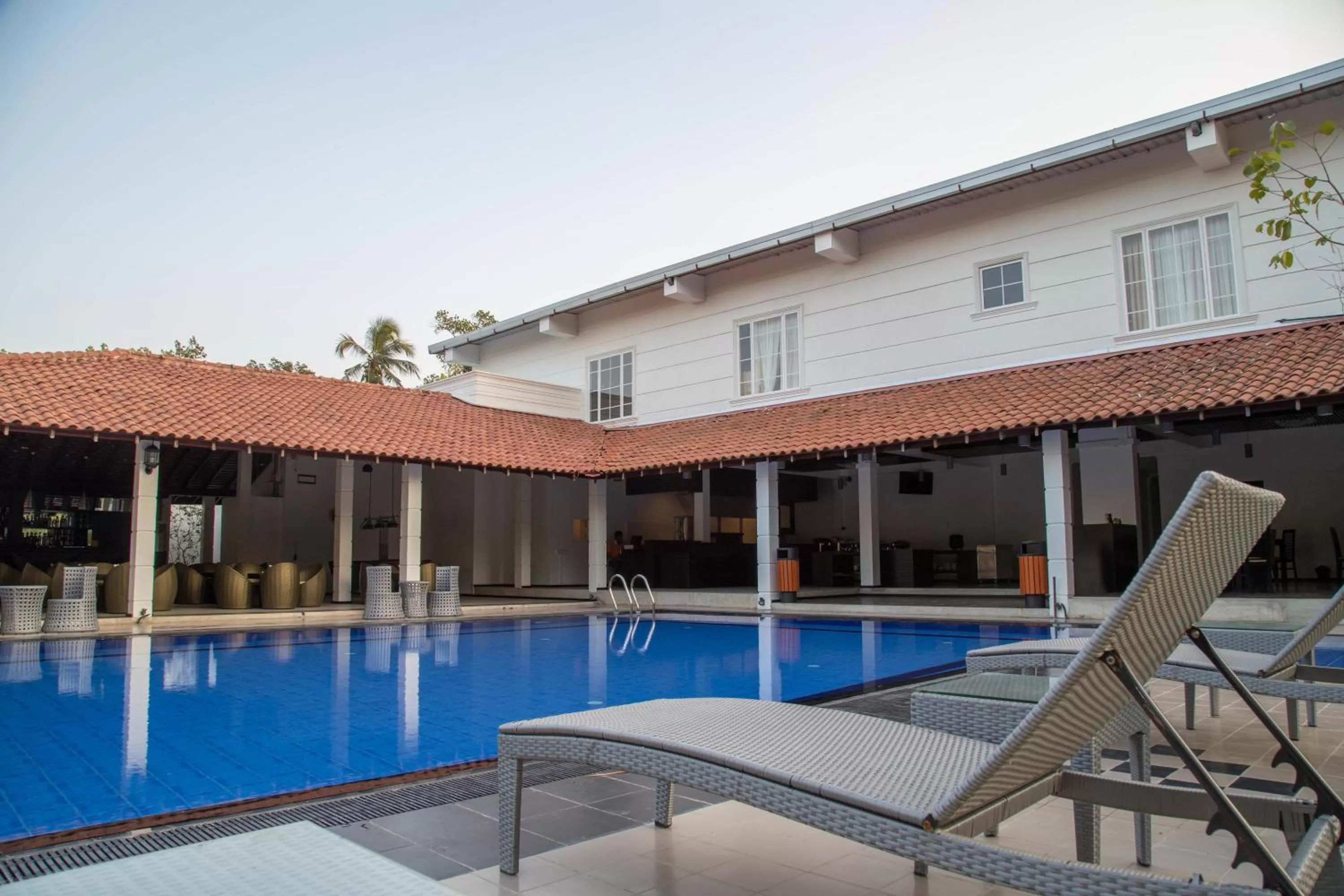 Swimming pool in The Covanro Airport Hotel - Katunayake