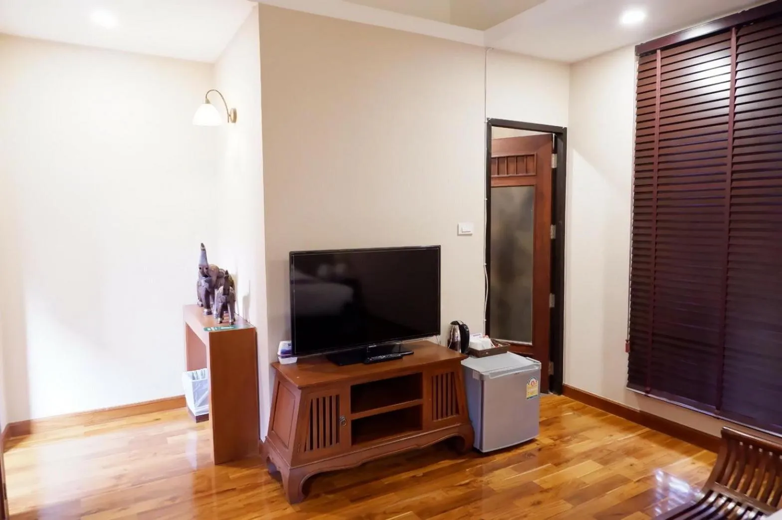 TV and multimedia in Yotaka Boutique Hotel Bangkok