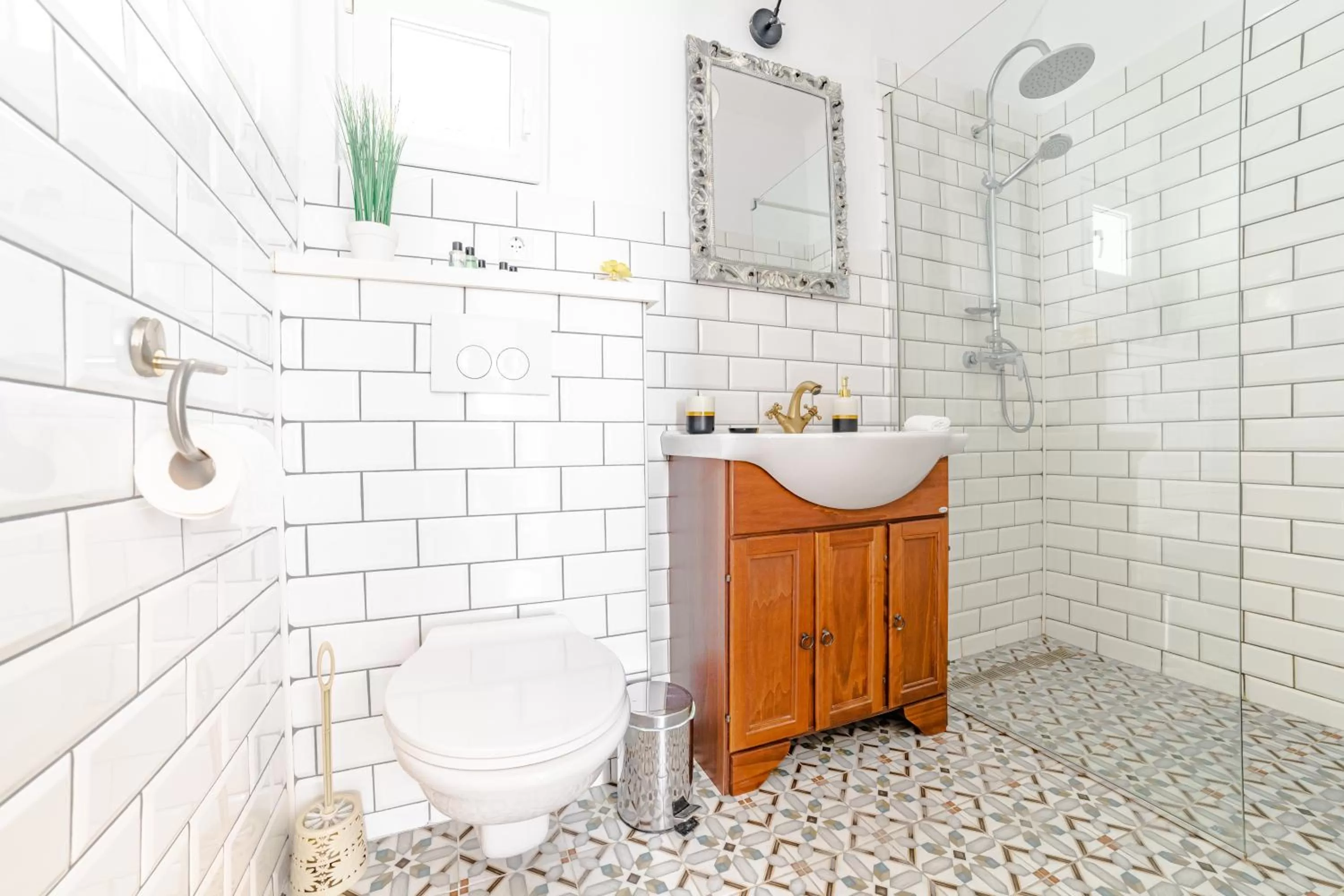 Bathroom in ALBERT RESIDENCE Brasov with complimentary parking and 10 percent Food and Drinks