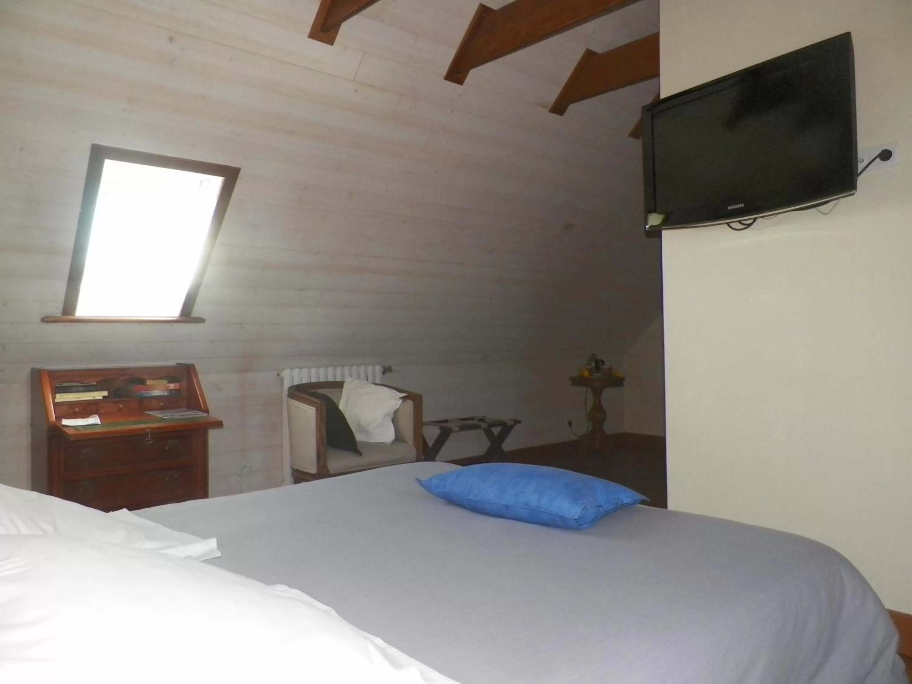 Photo of the whole room, TV/Entertainment Center in Oudoty