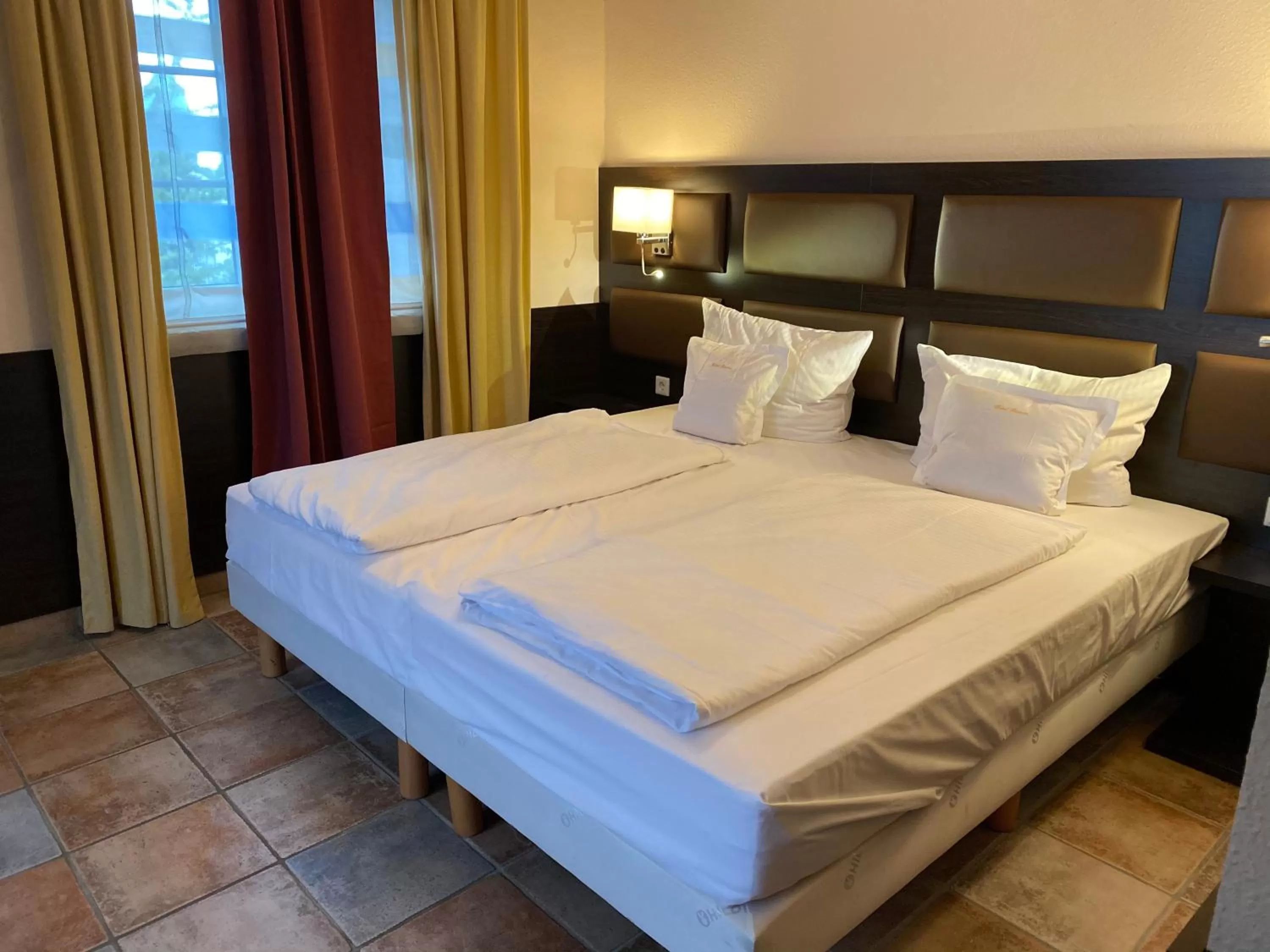 Bed in Vintage Hotel Köln Pulheim - Kostenlose Parkplätze