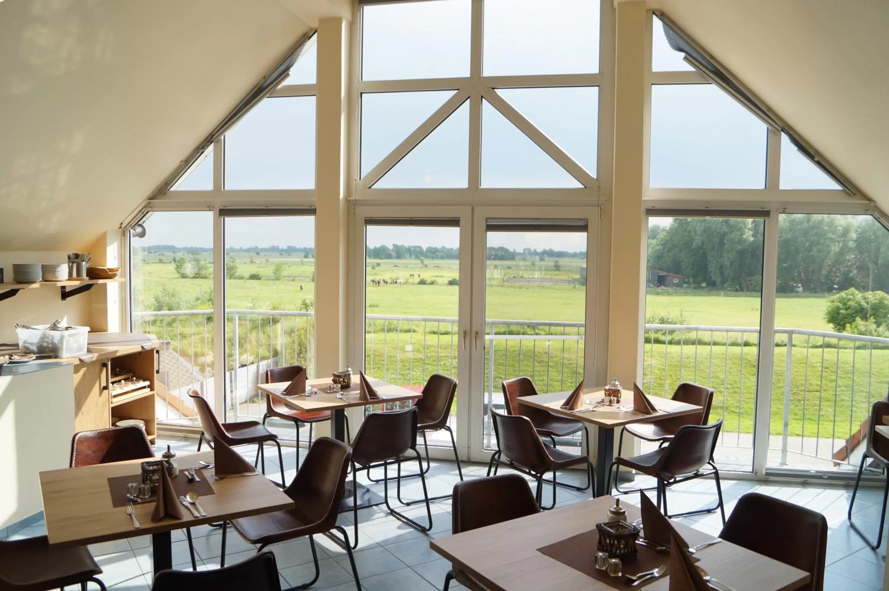 Restaurant/places to eat in Hotel Aquarius