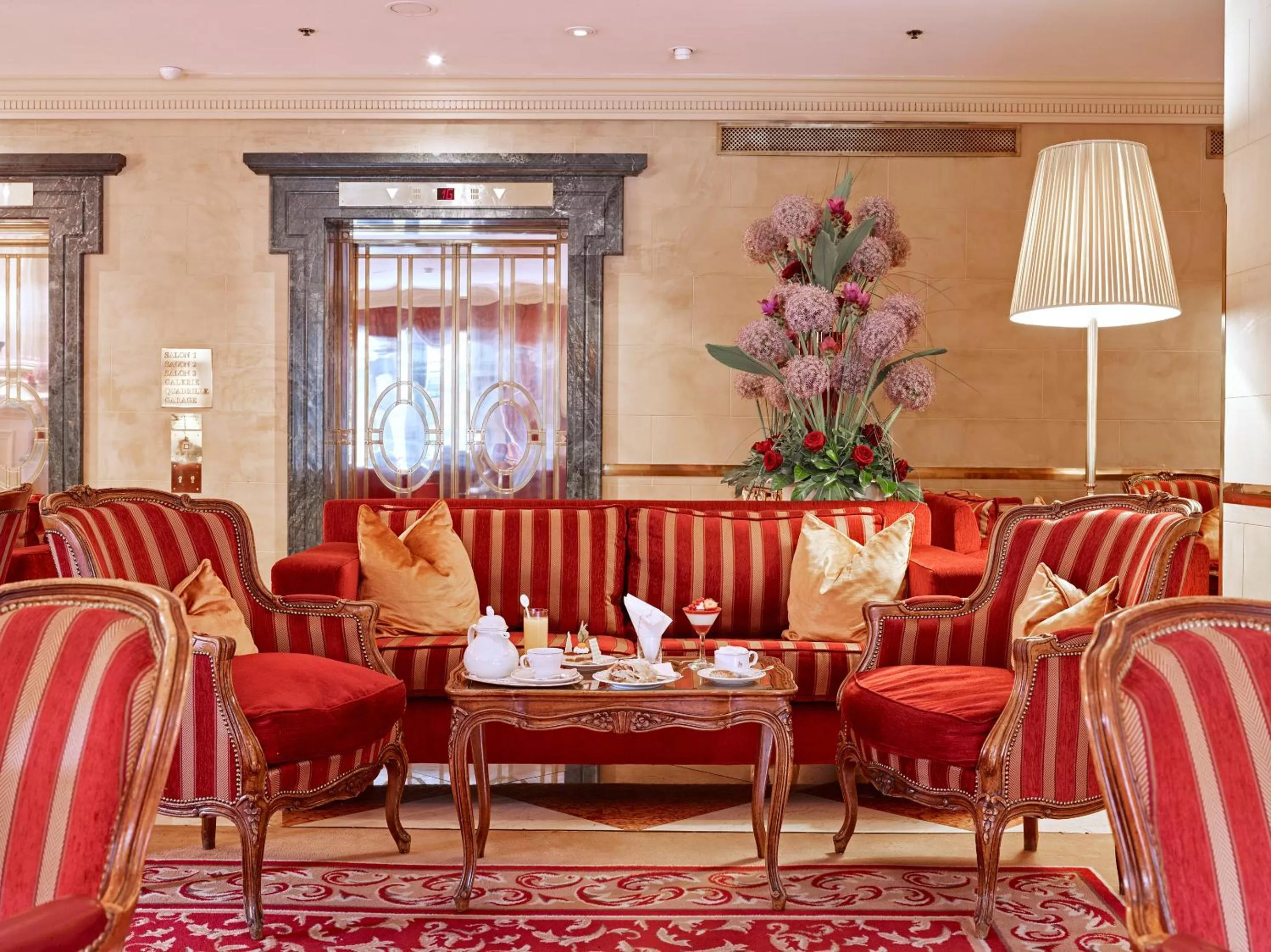 Restaurant/places to eat in Grand Hotel Wien