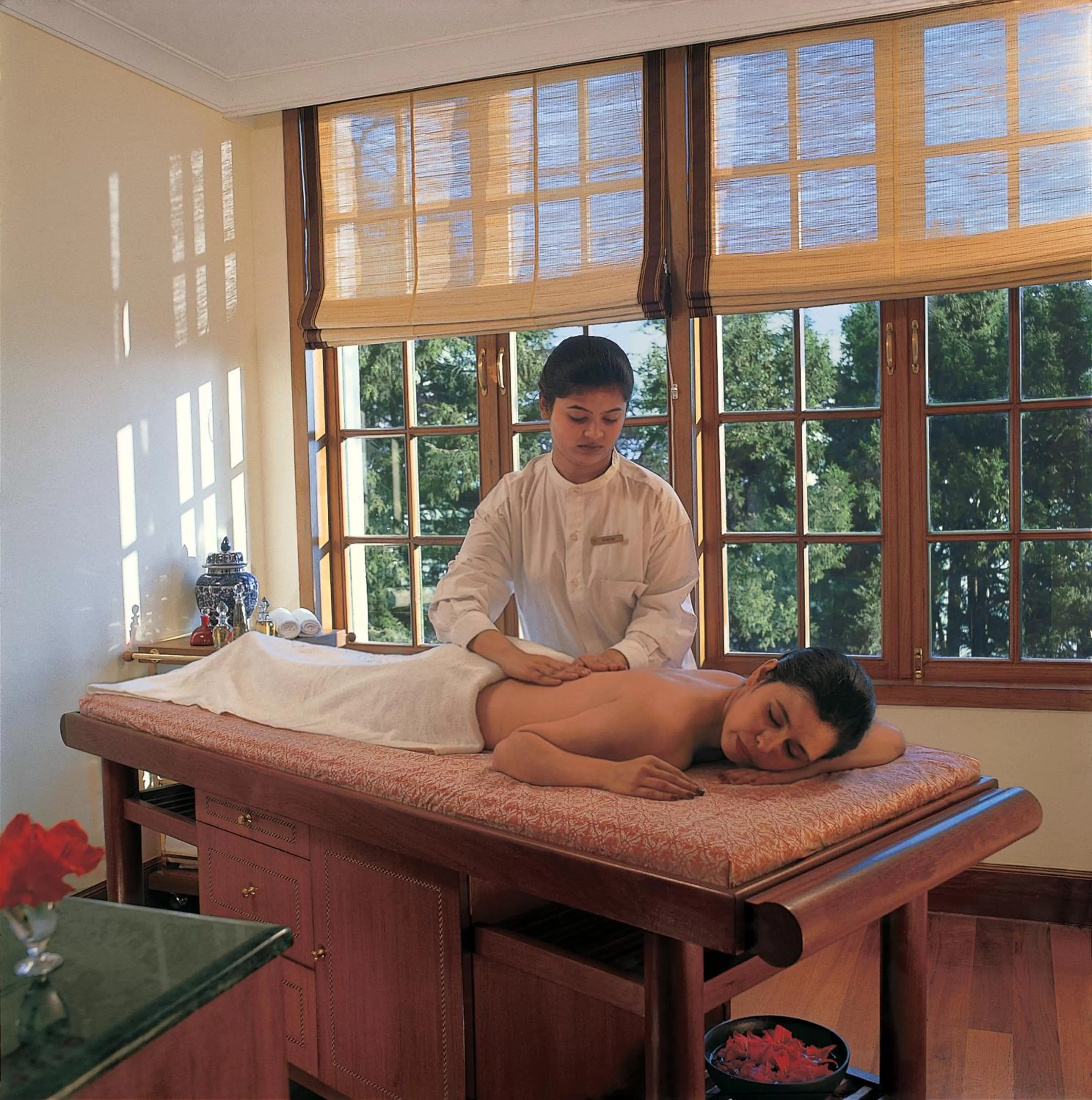 Massage in The Oberoi Cecil