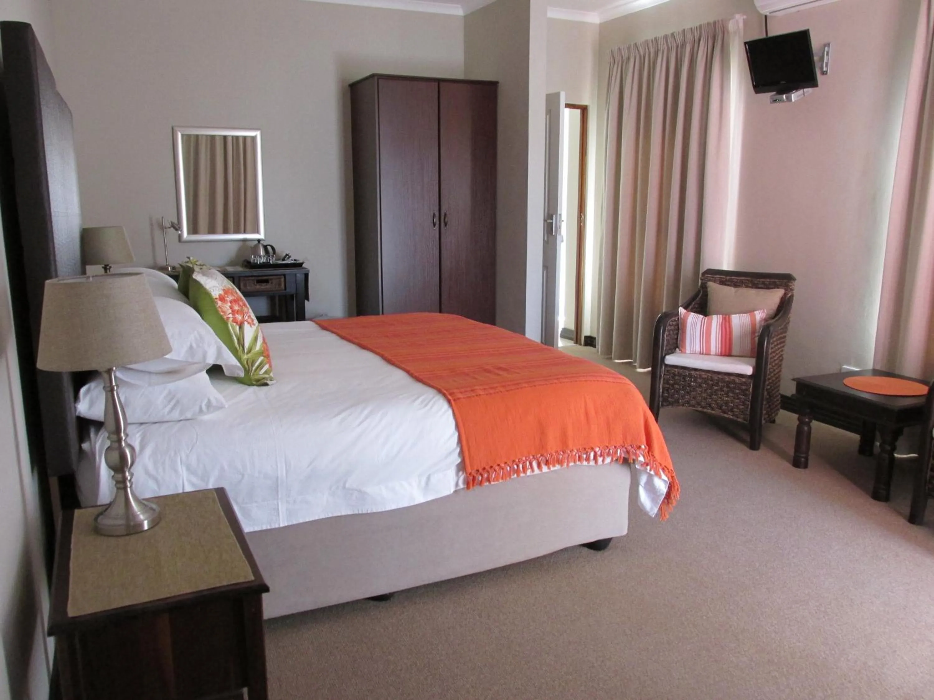 Bed in Karoo Sun Boutique Guest House