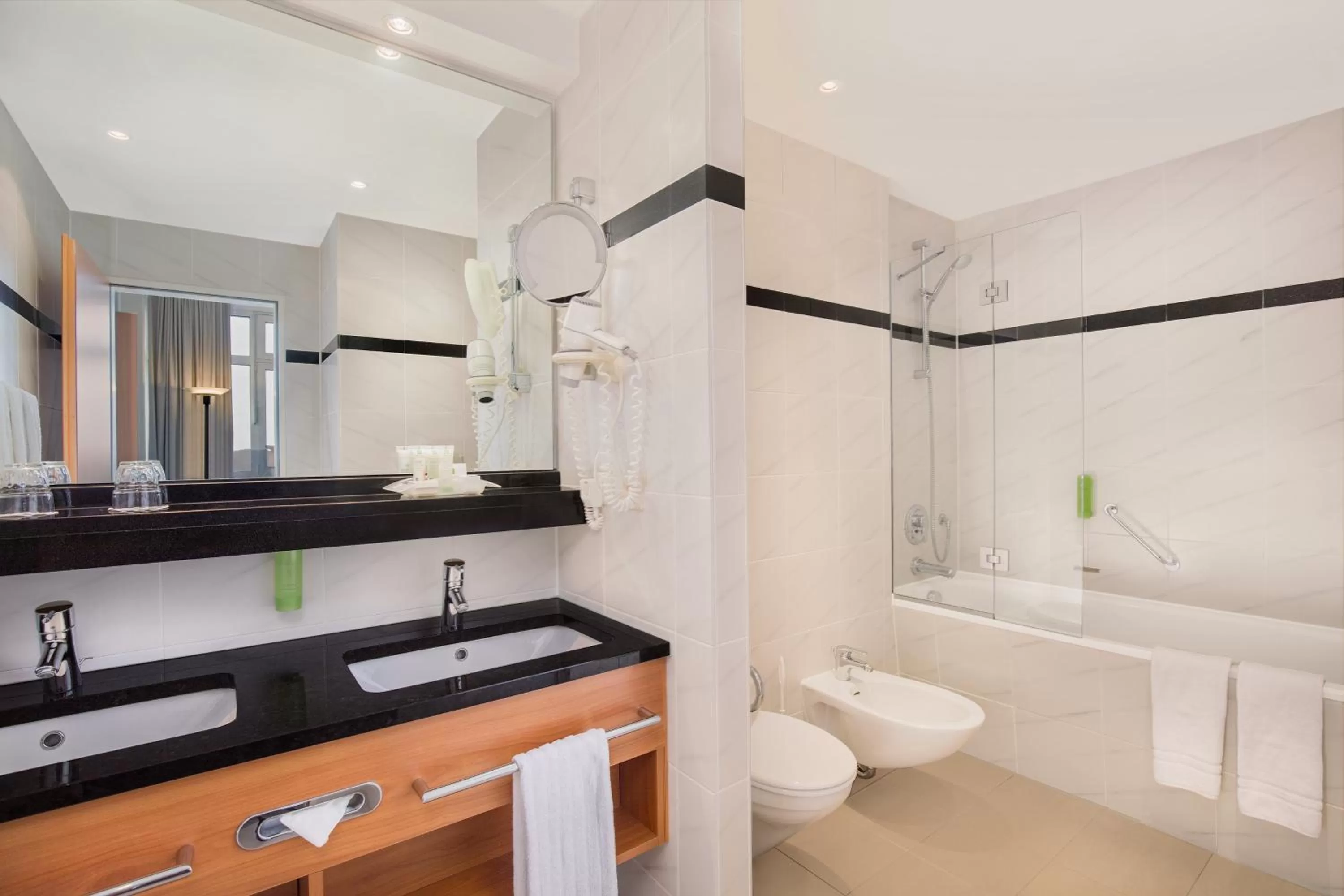 Bathroom in HI Hotel International Hamburg