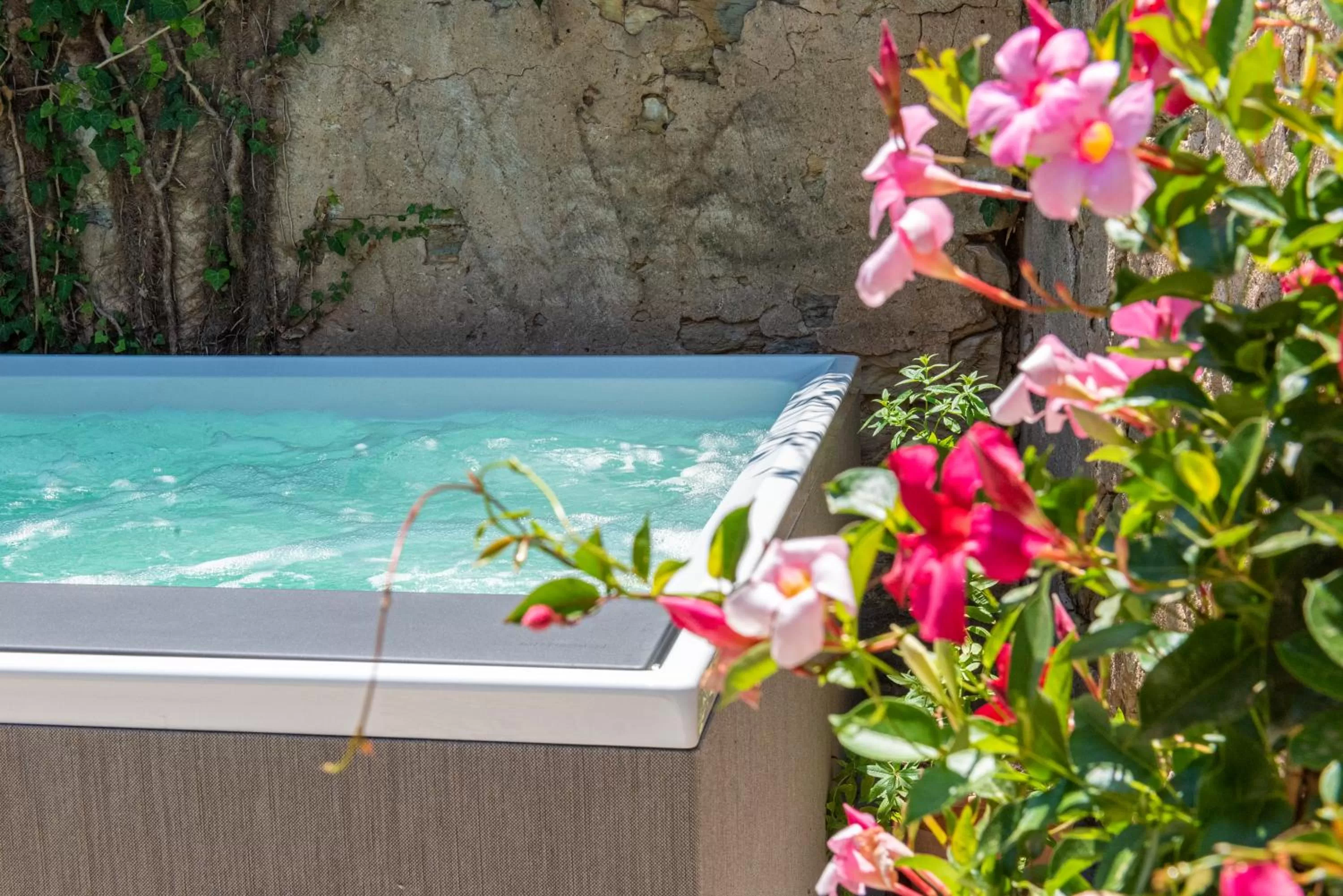 Hot Tub in Albergo Rurale Casa Fois