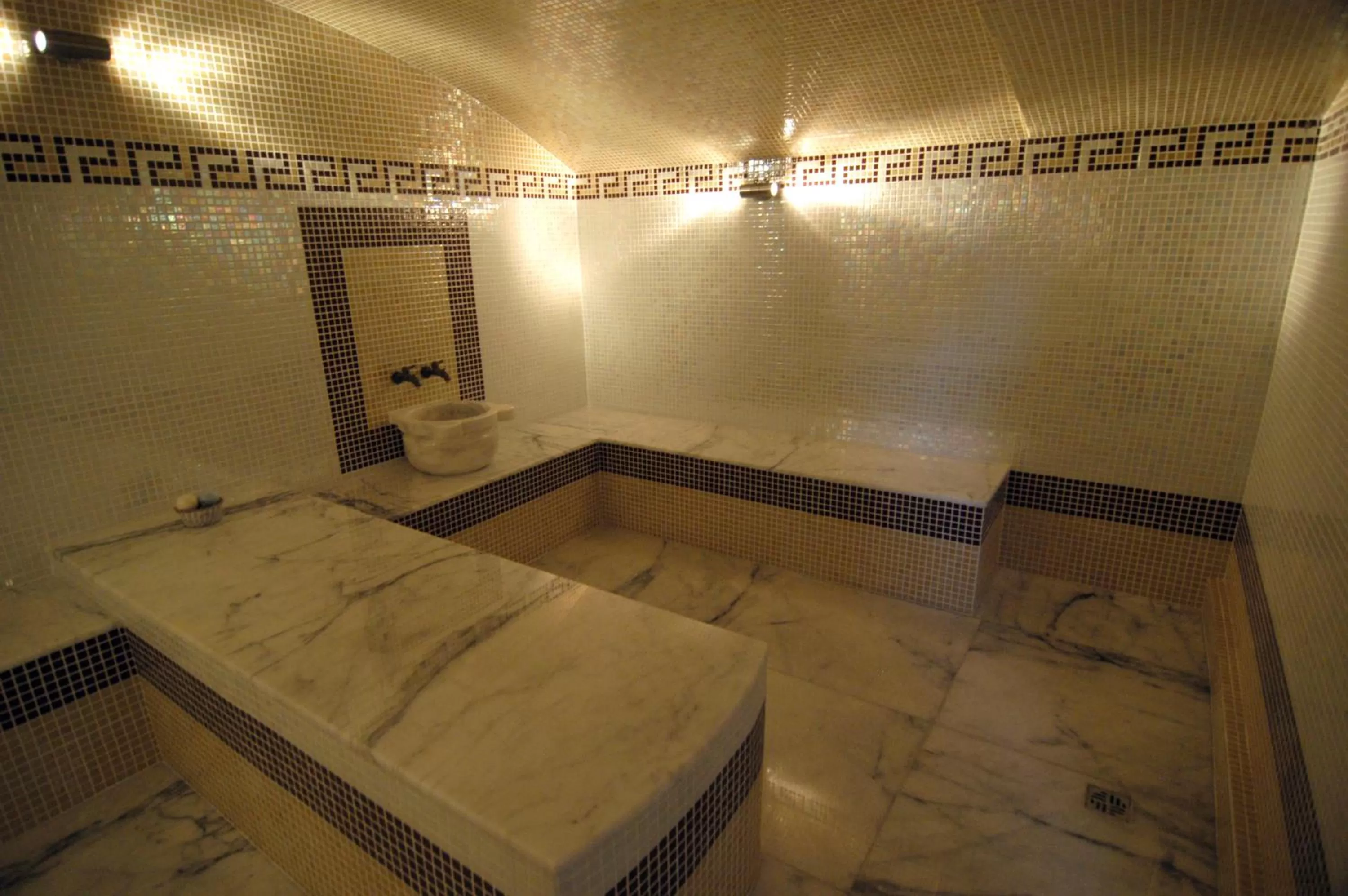 Steam room, Bed in Manhattan Hotel & Restaurant