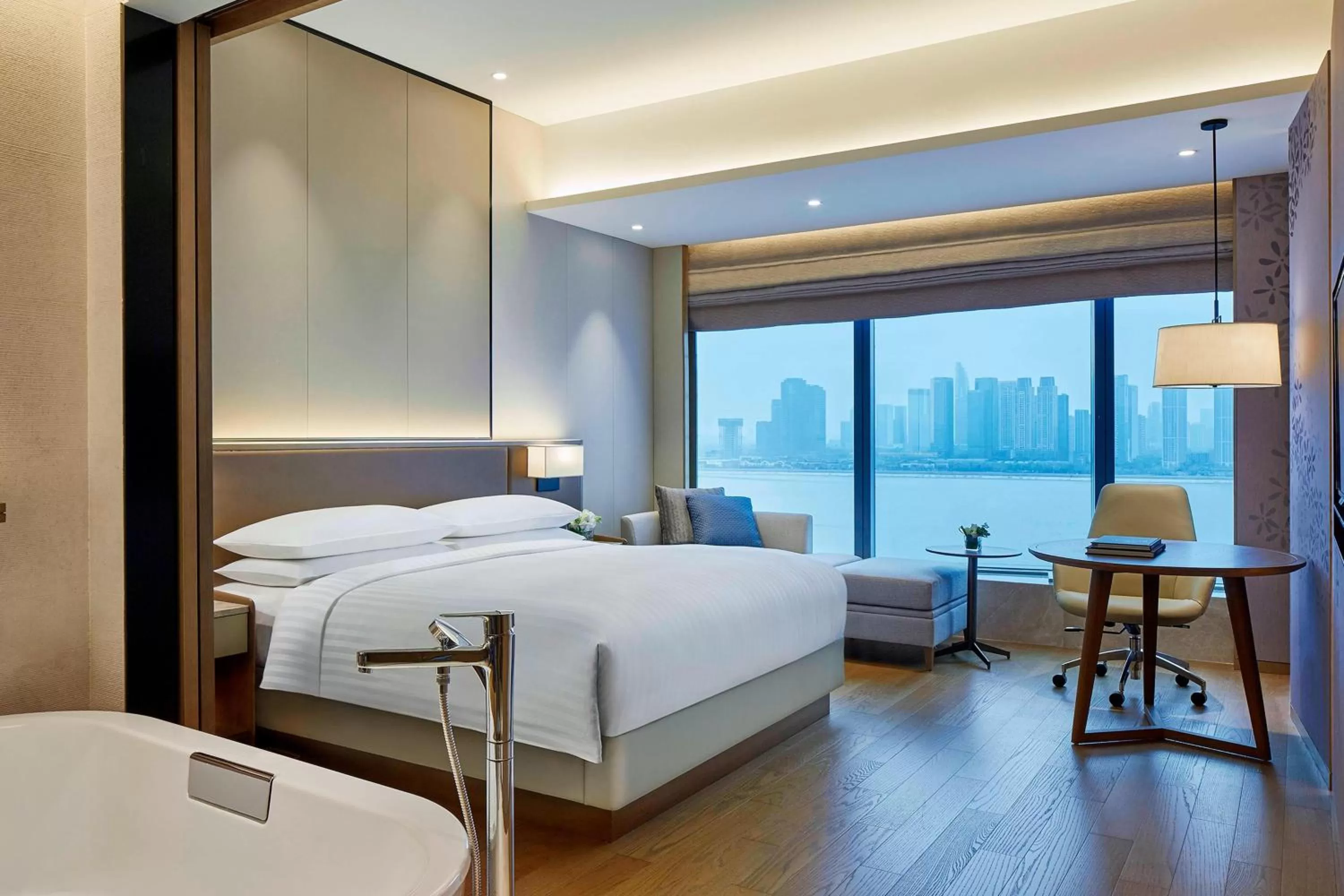 Photo of the whole room, Bed in Hangzhou Marriott Hotel Qianjiang