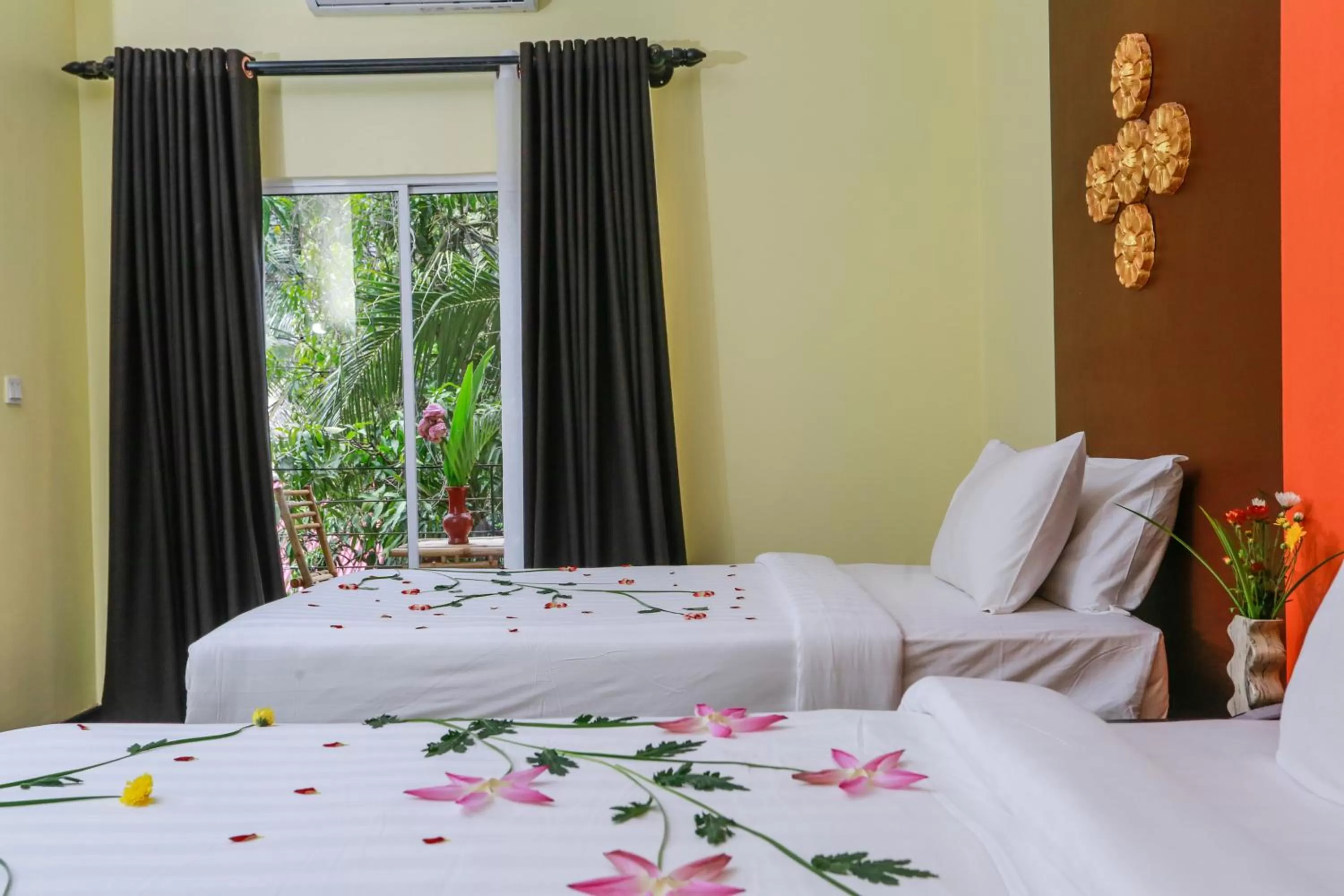 Deluxe Twin Room With Balcony - Free Pick Up  in Home Indochine d'Angkor Hotel