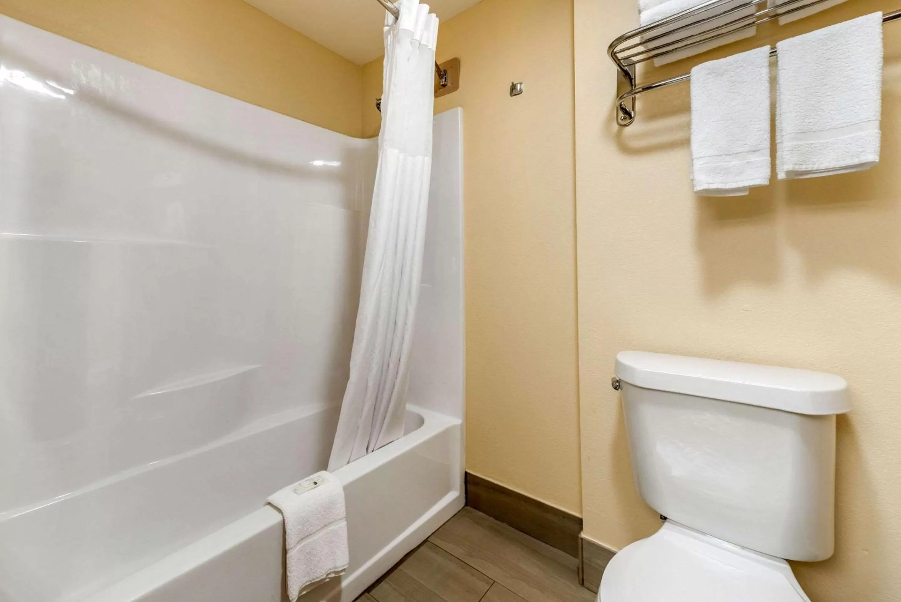 Bedroom, Bathroom in Quality Inn Louisville