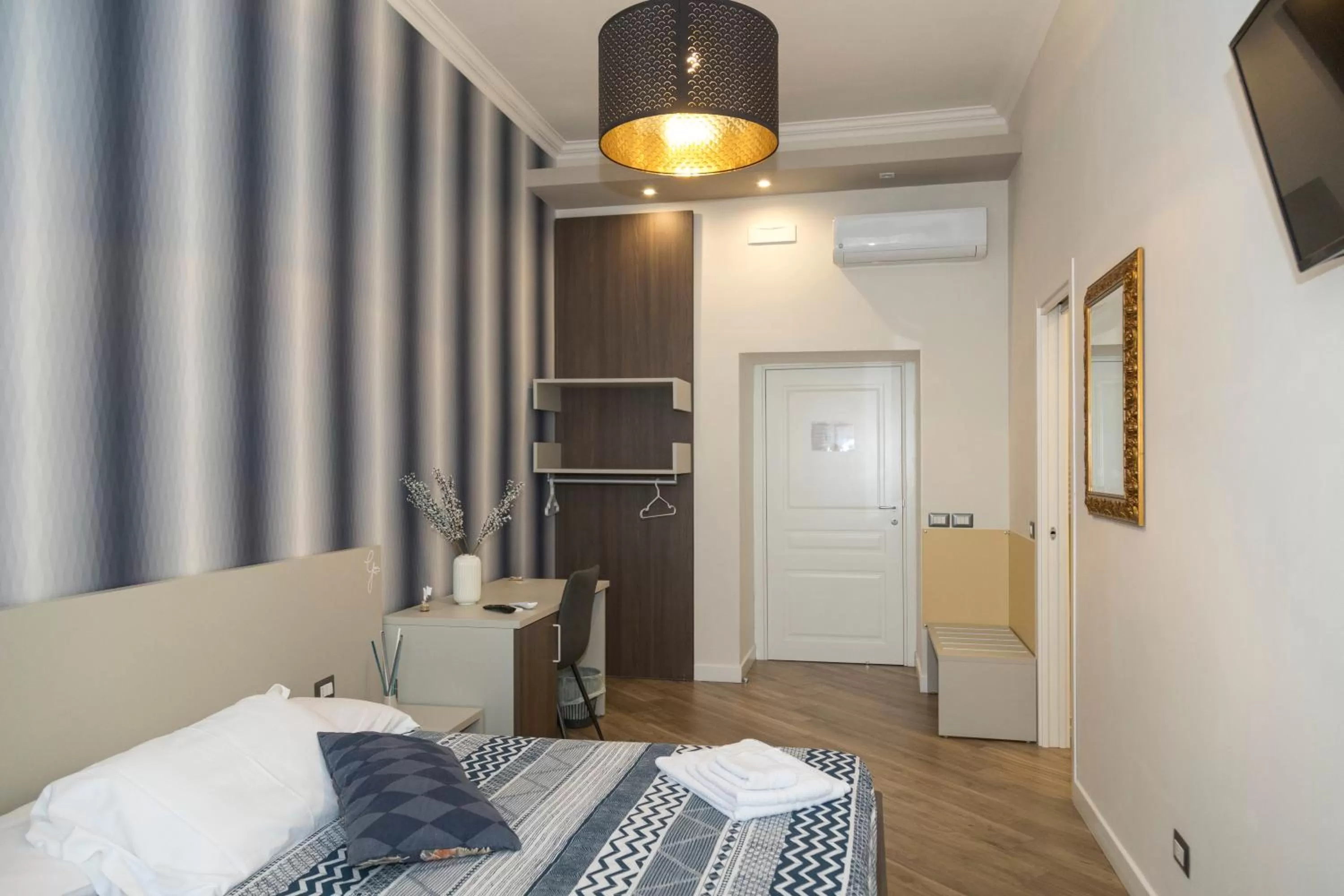 Photo of the whole room in Garibaldi Rooms