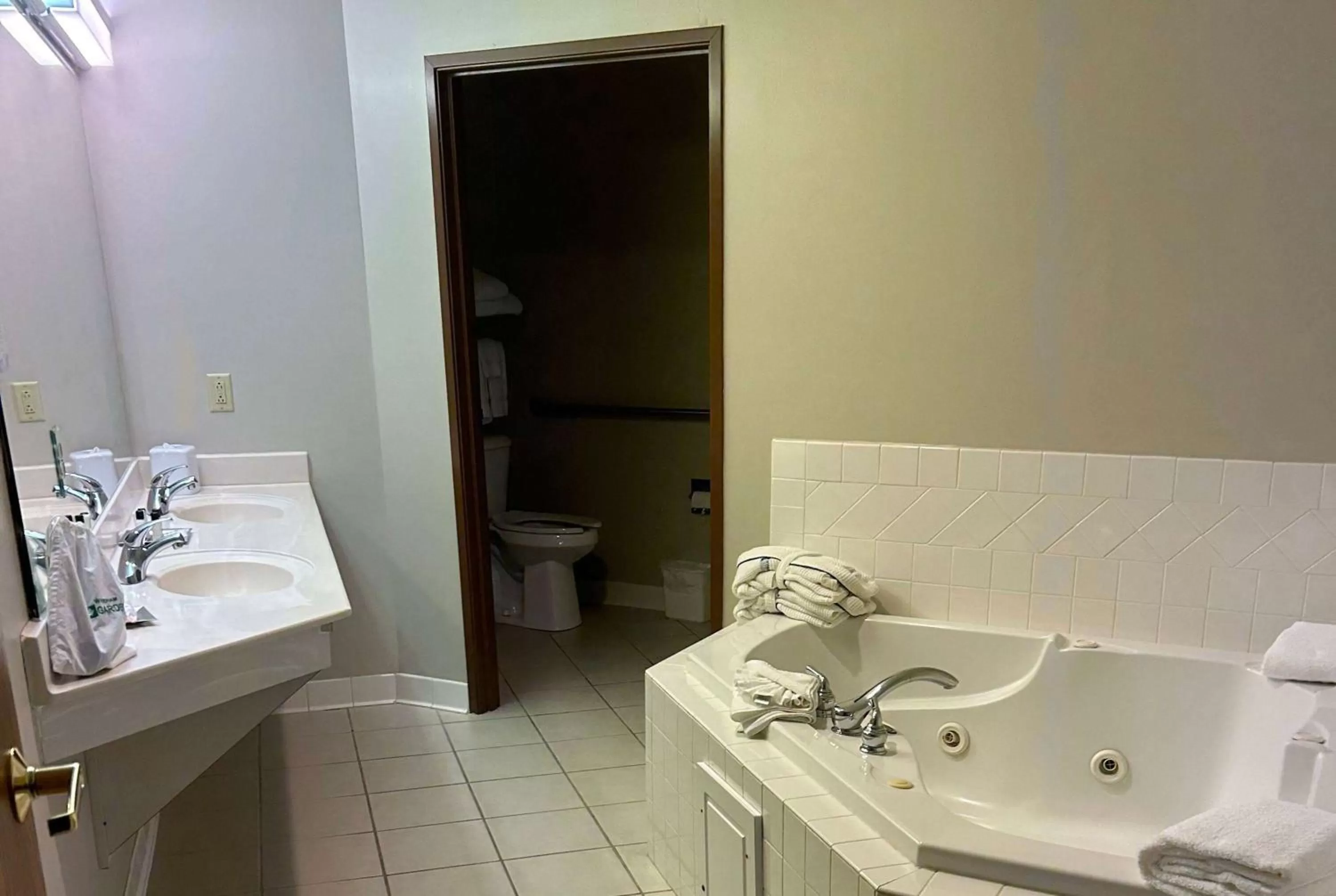 TV and multimedia in Wyndham Garden Madison Fitchburg