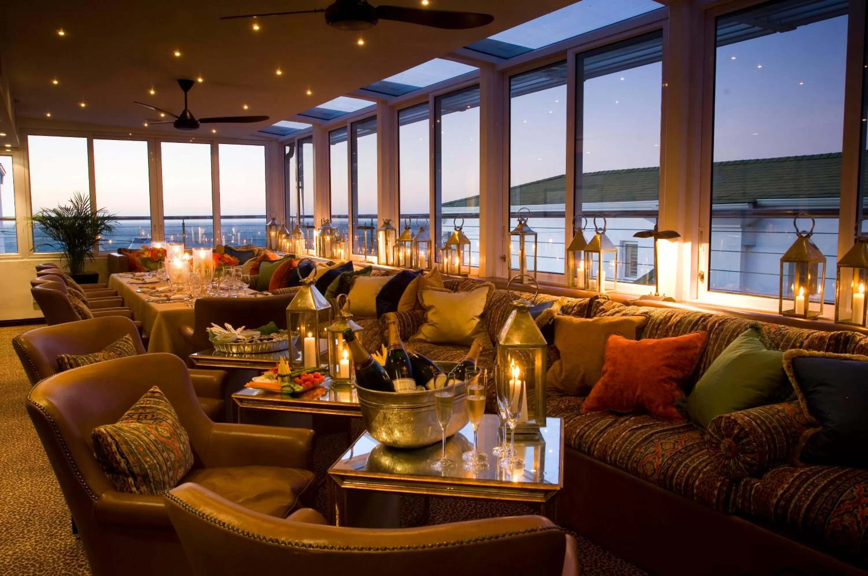 Lounge or bar in Twelve Apostles Hotel & Spa