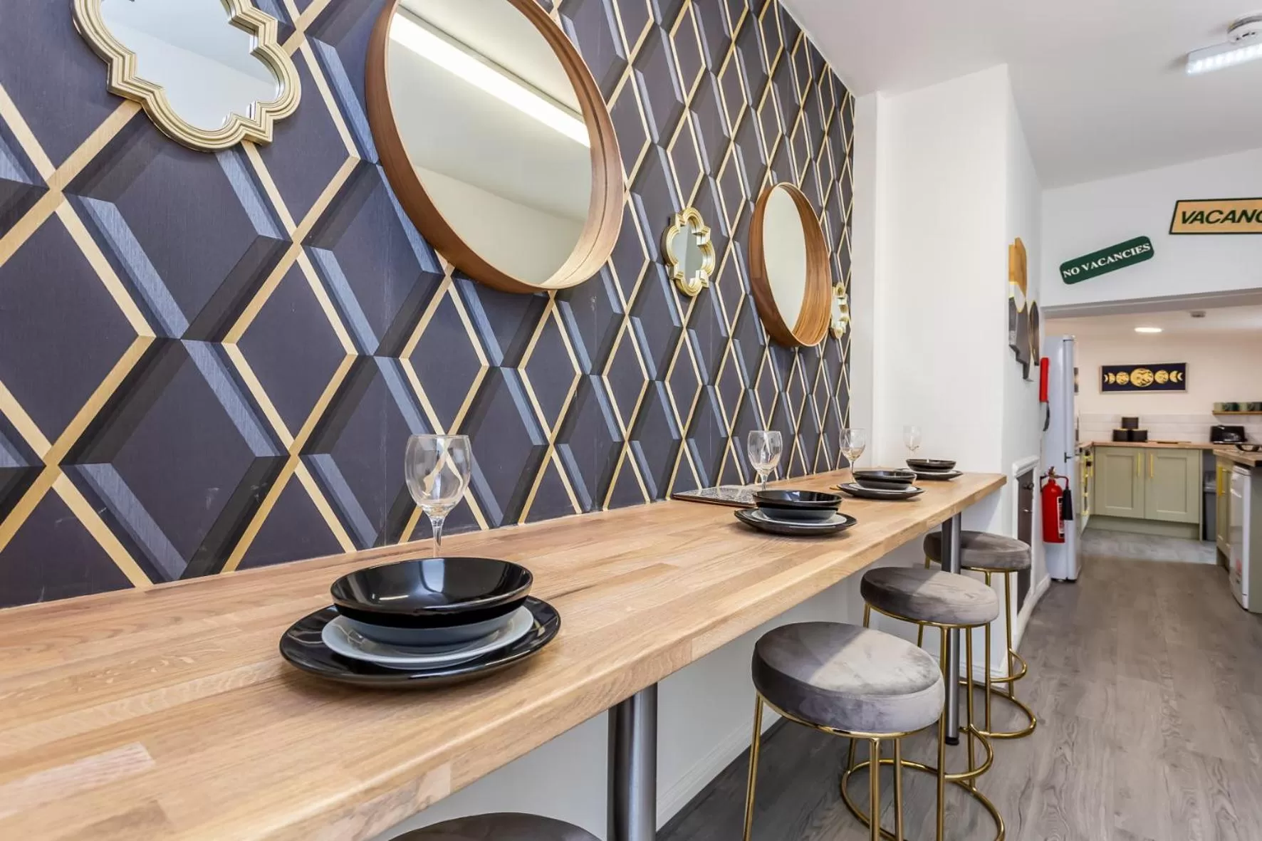 Dining area, Kitchen/Kitchenette in Comfy-Stays - Lower Ocean Road