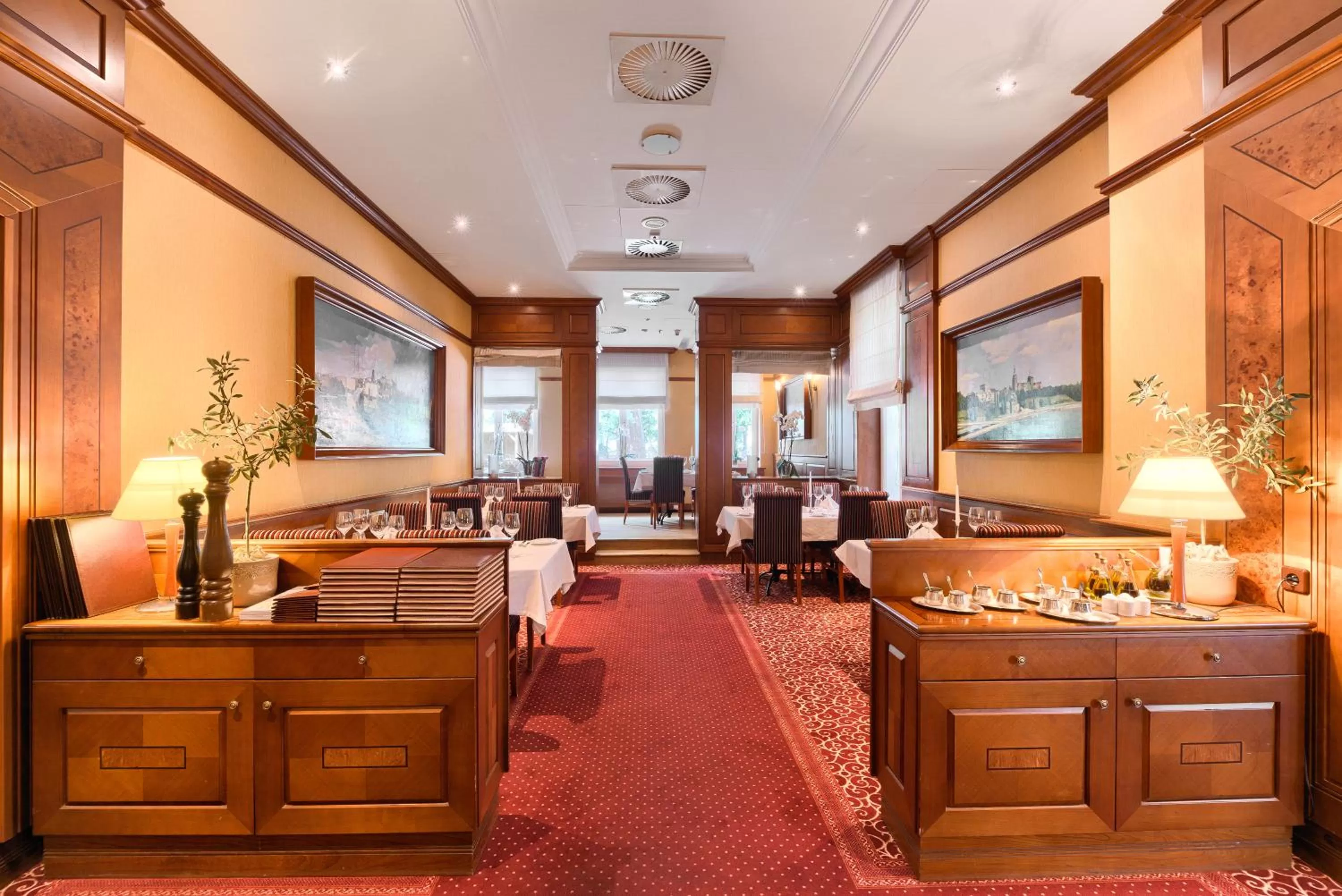 Restaurant/places to eat in Park Hotel