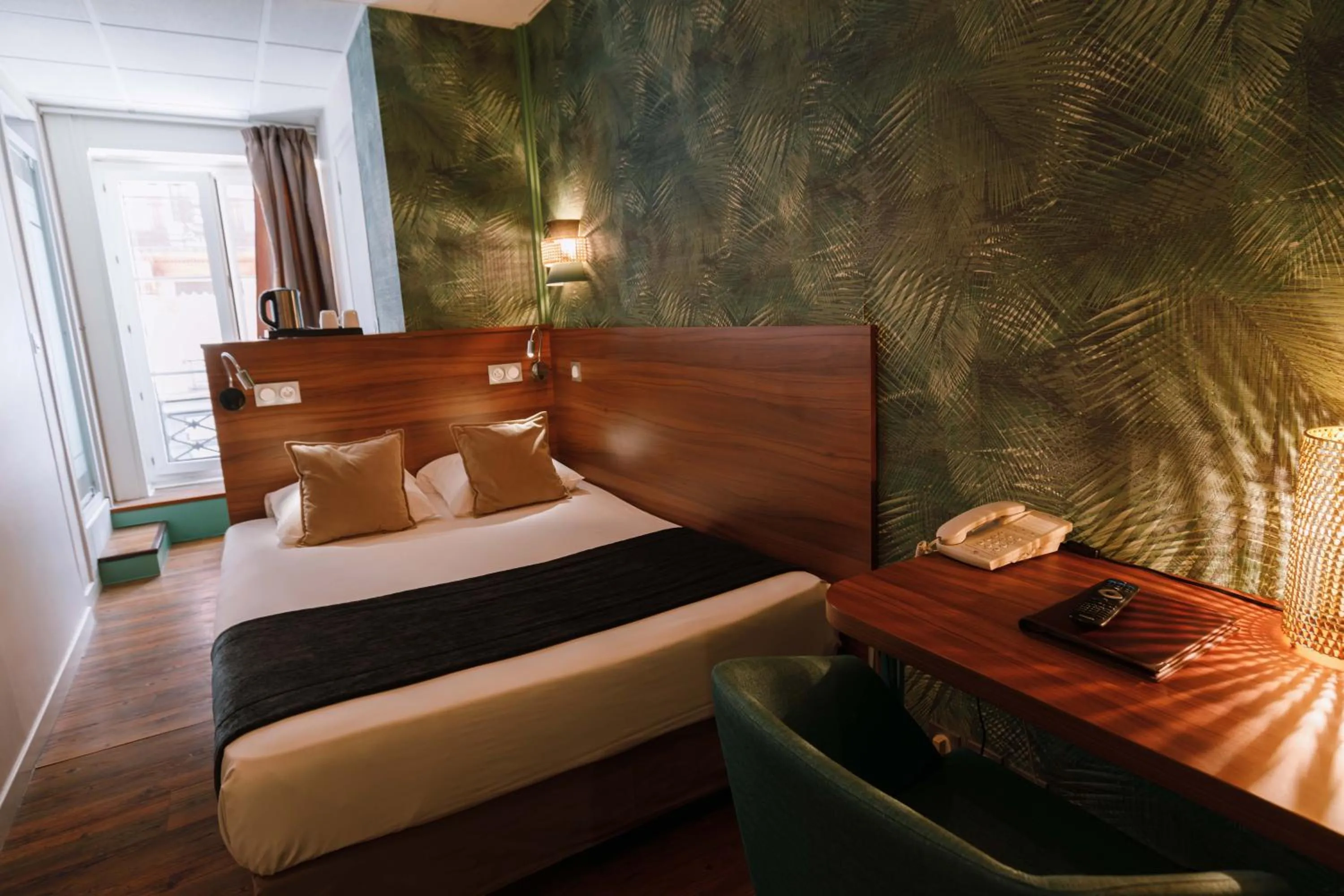 Photo of the whole room, Bed in Hôtel du Dauphin