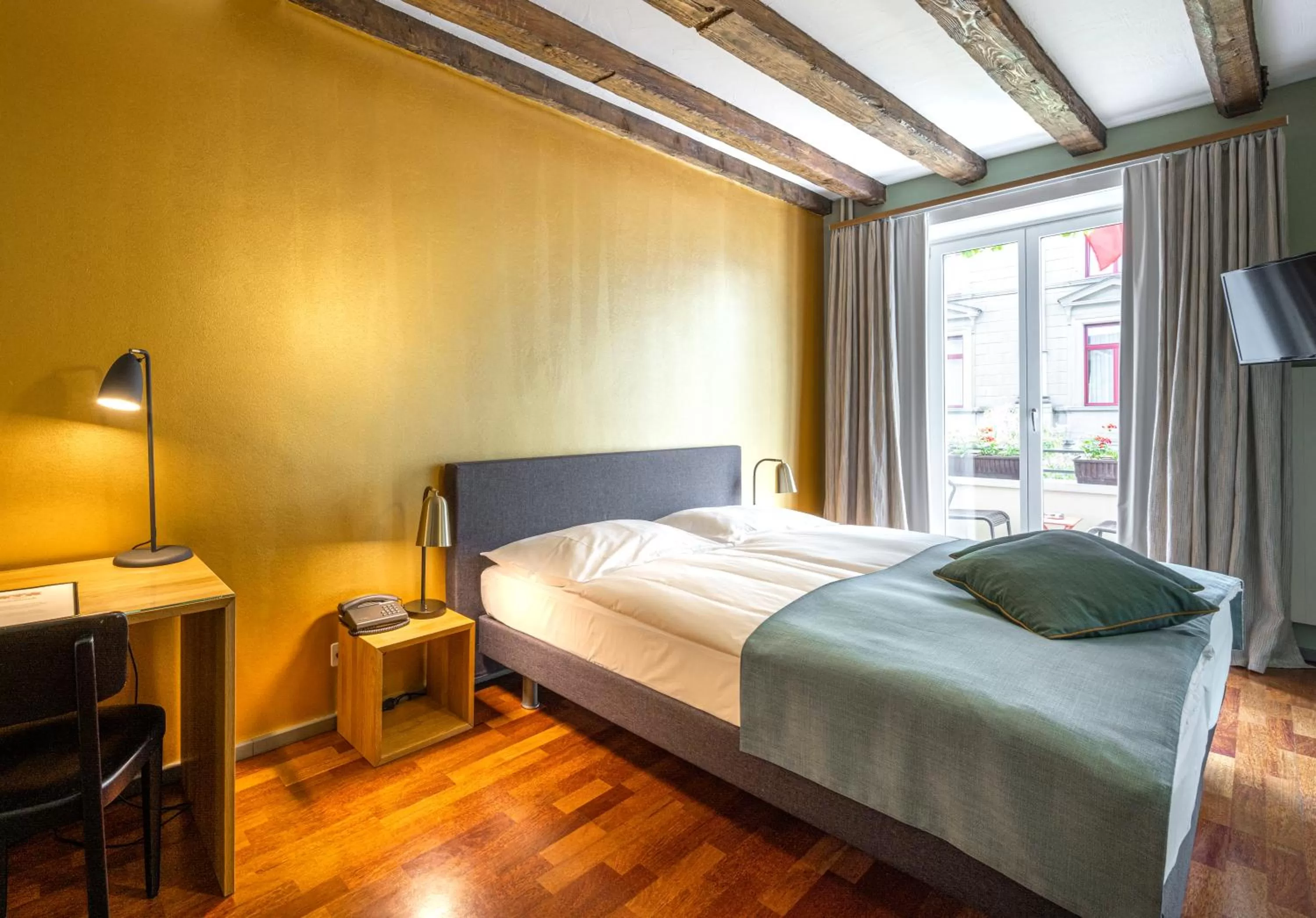 Staff, Bed in Hotel Rebstock