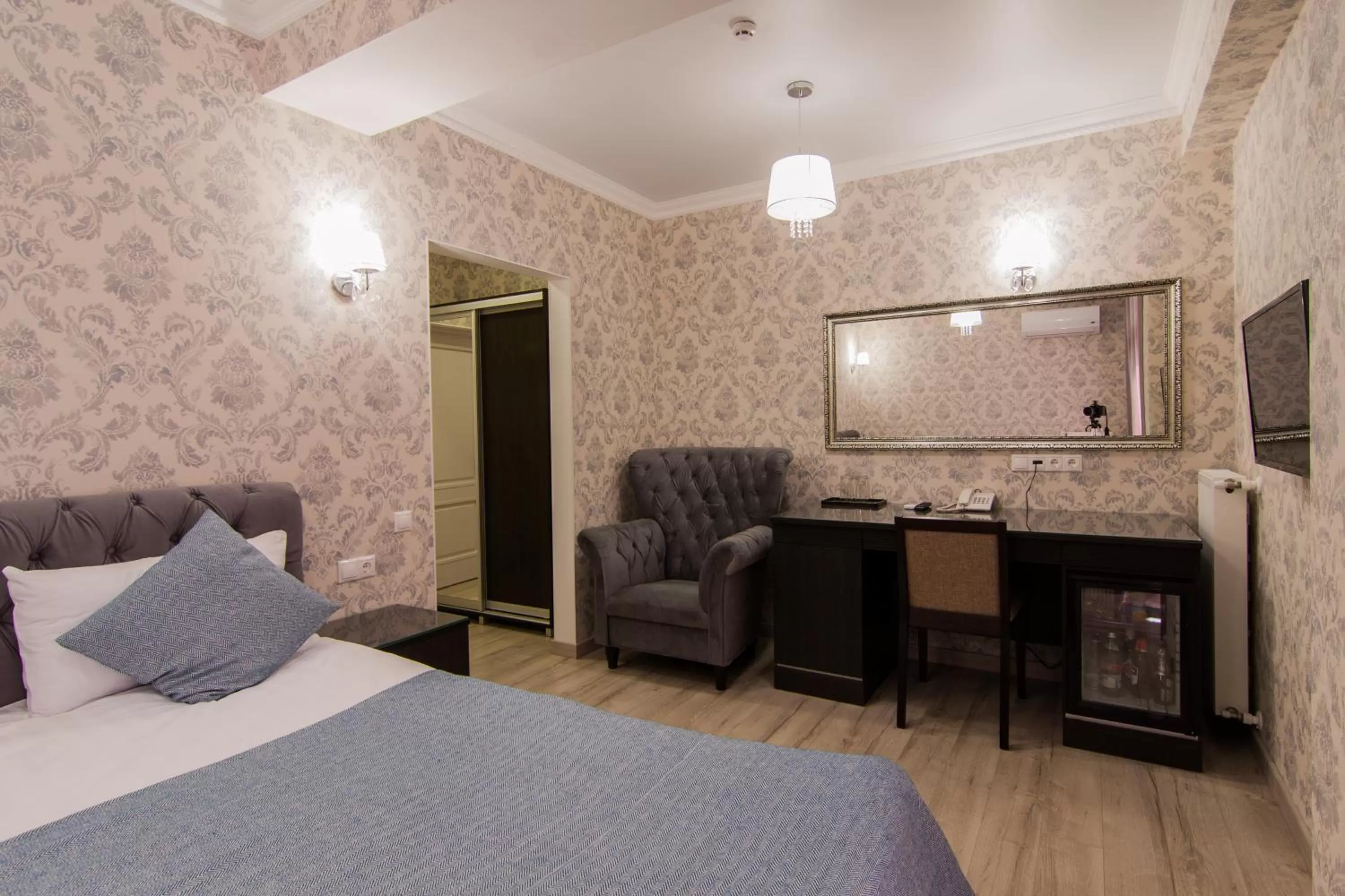 Photo of the whole room, Bed in Klassik Hotel