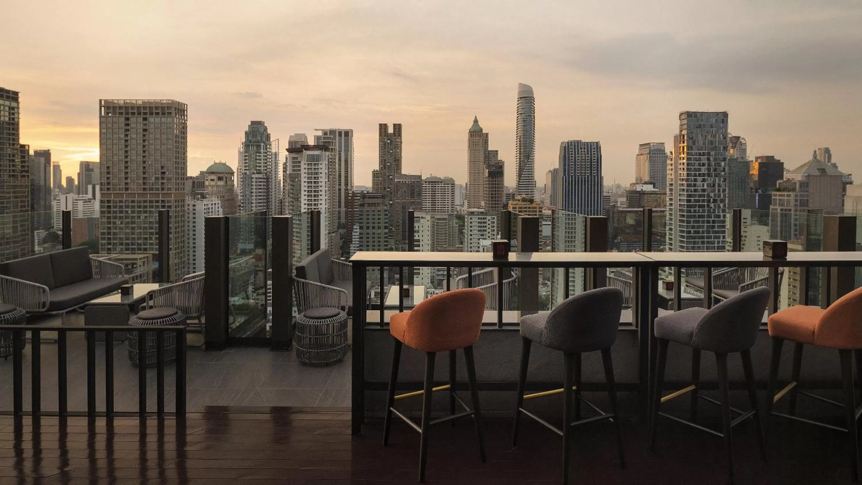 Lounge or bar in Hotel Indigo Bangkok Wireless Road by IHG