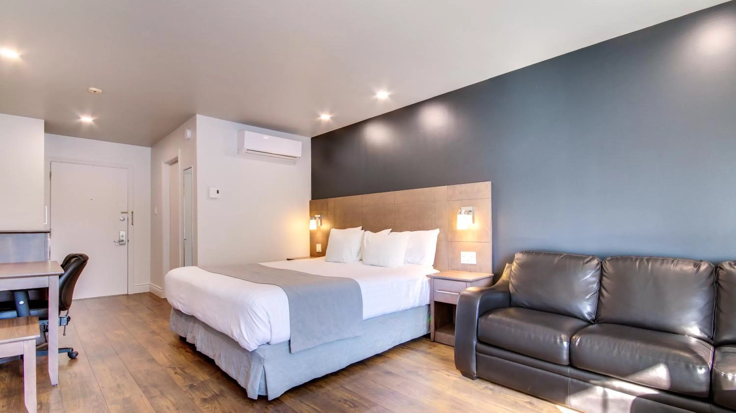 Photo of the whole room, Bed in Hôtel Marineau Shawinigan