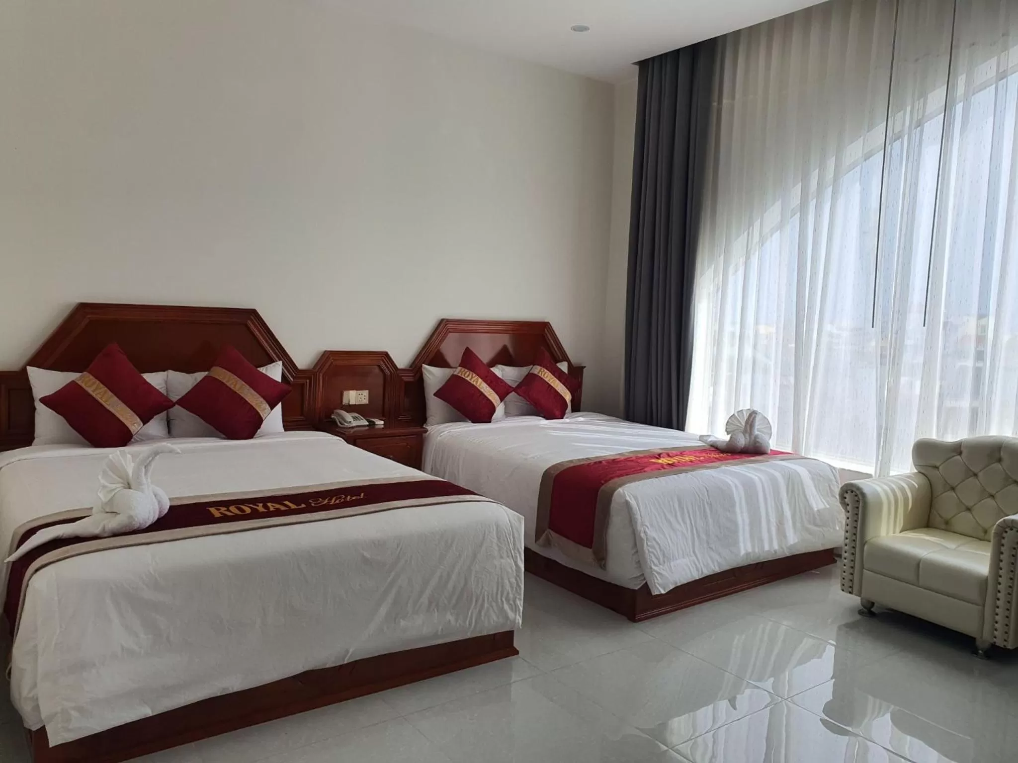 Bedroom, Bed in Royal Hotel