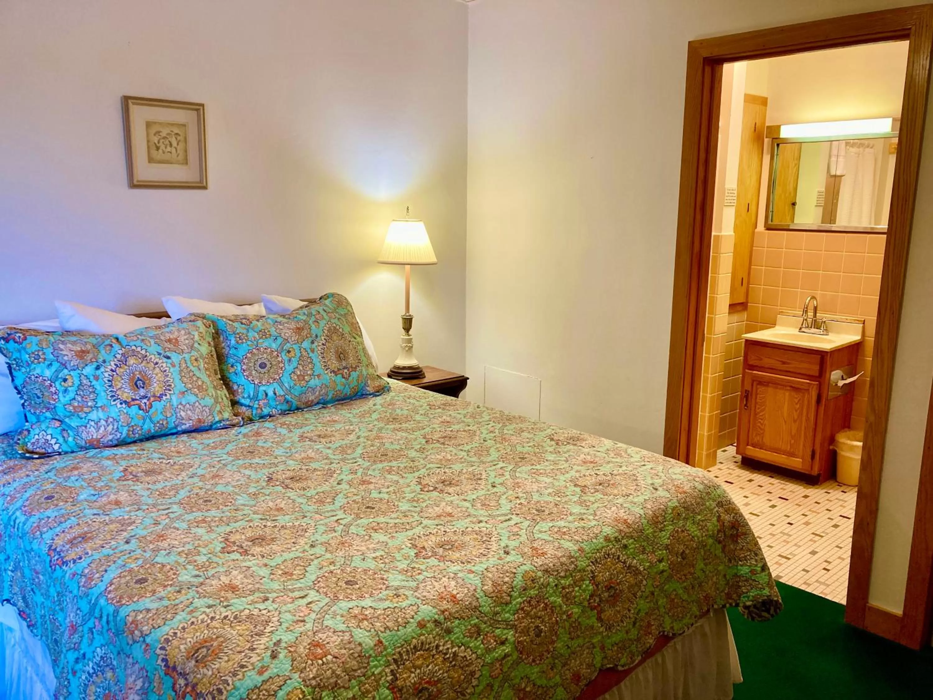 Bathroom, Bed in Garden Grove Retreat & Lodging near Pictured Rocks, Fayette, Trails