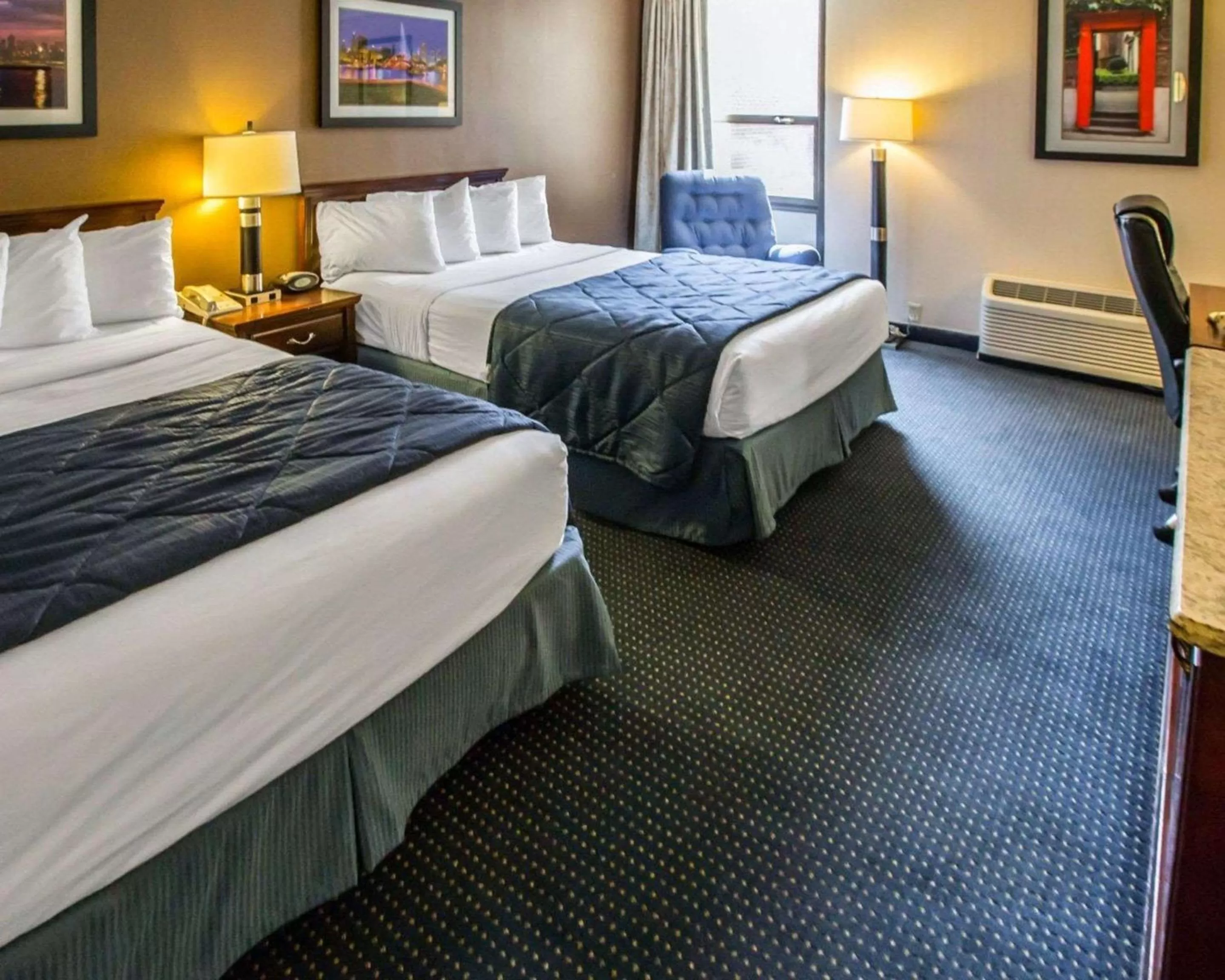 Photo of the whole room, Bed in Quality Inn Schaumburg - Chicago near the Mall