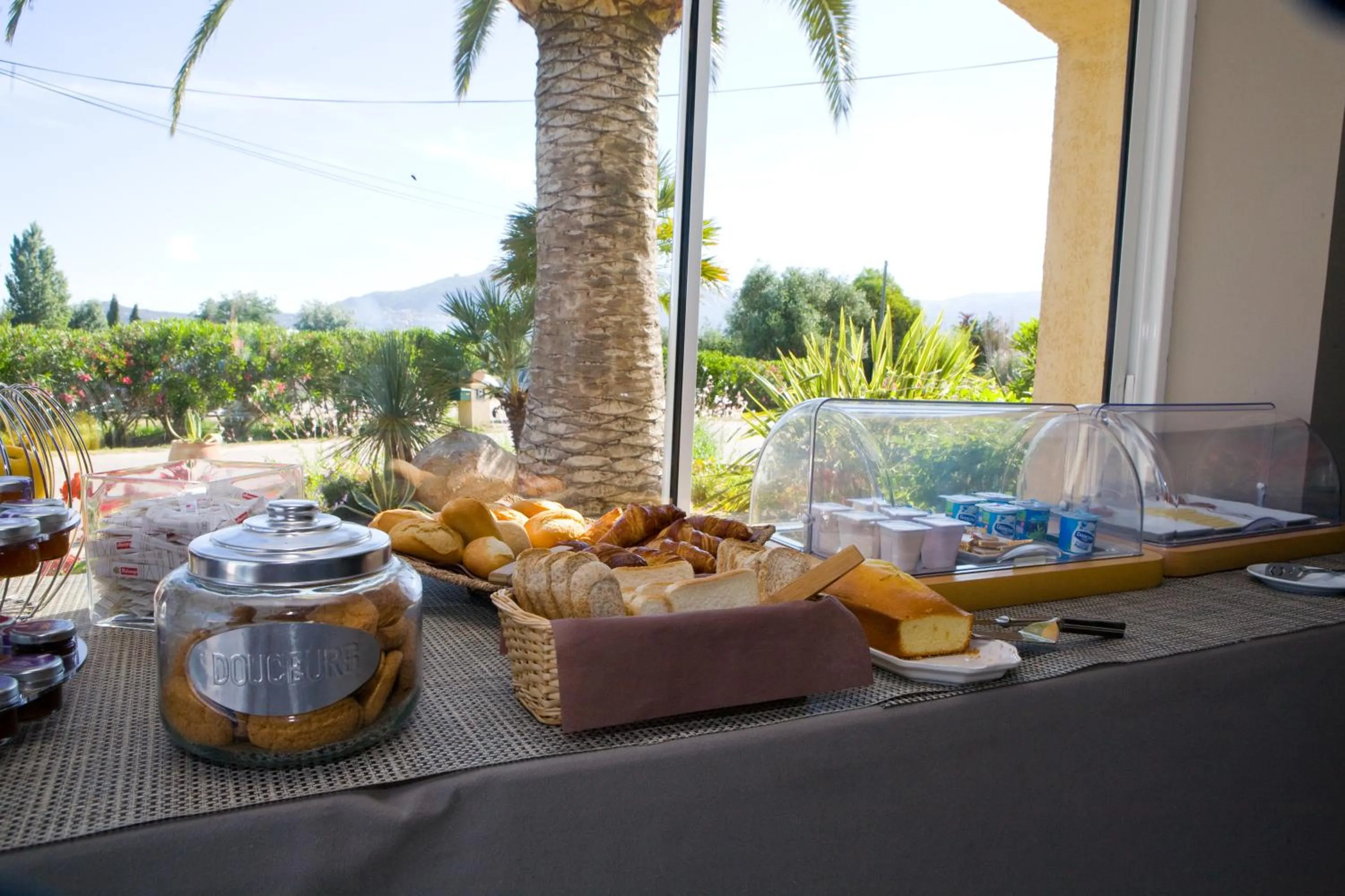 Restaurant/places to eat in Hotel Cesario