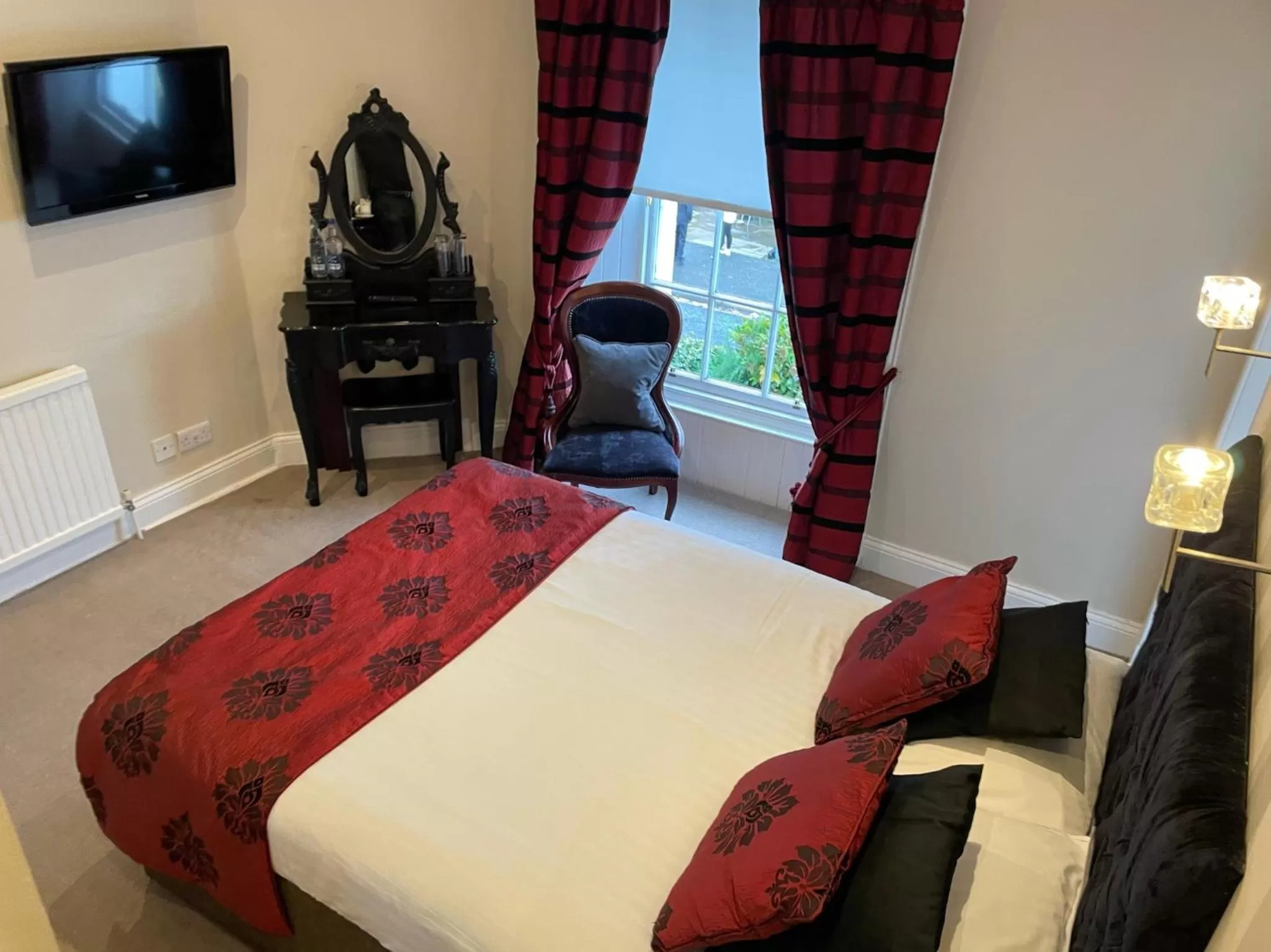 Bed in The Original Rosslyn Inn