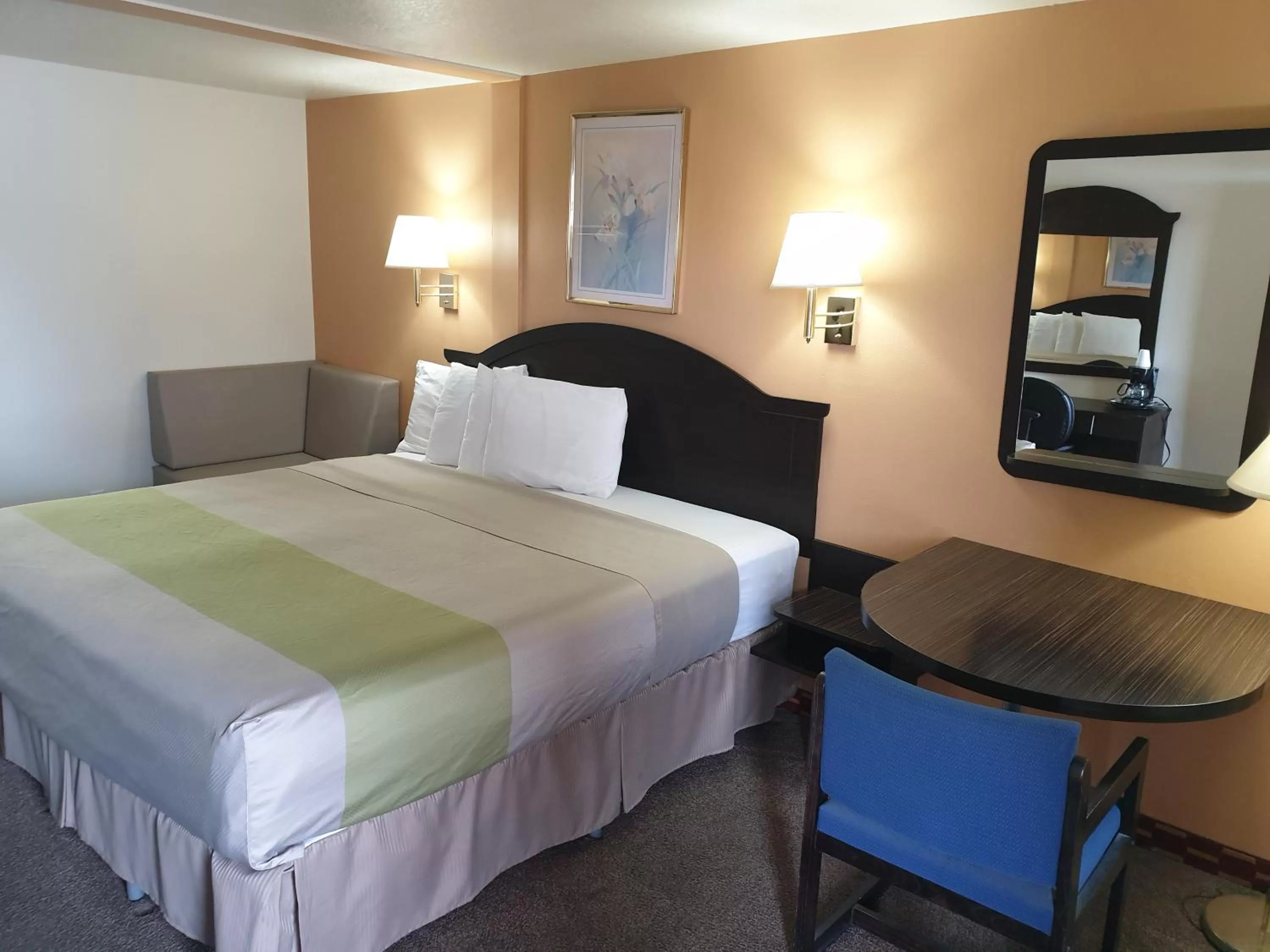 Bed in Split Mountain Motel