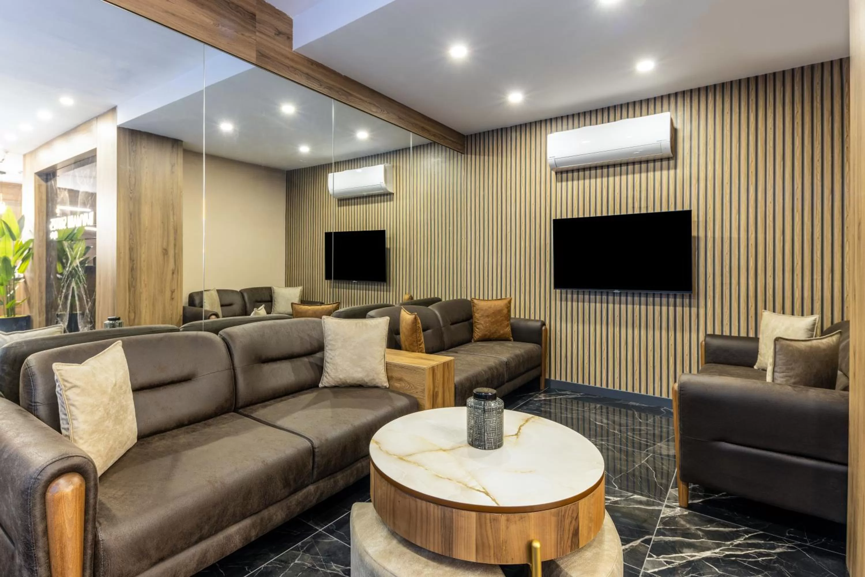 Communal lounge/ TV room in BayMari Suites City Life