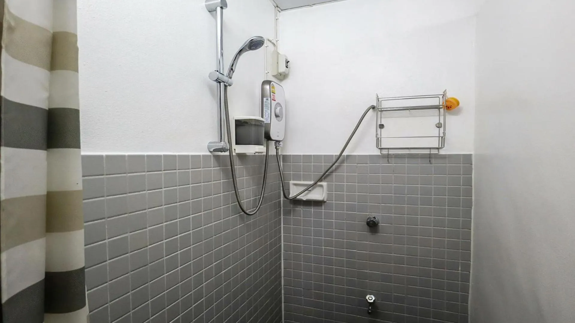 Shower in The Cabin Backpackers Hostel & Bar