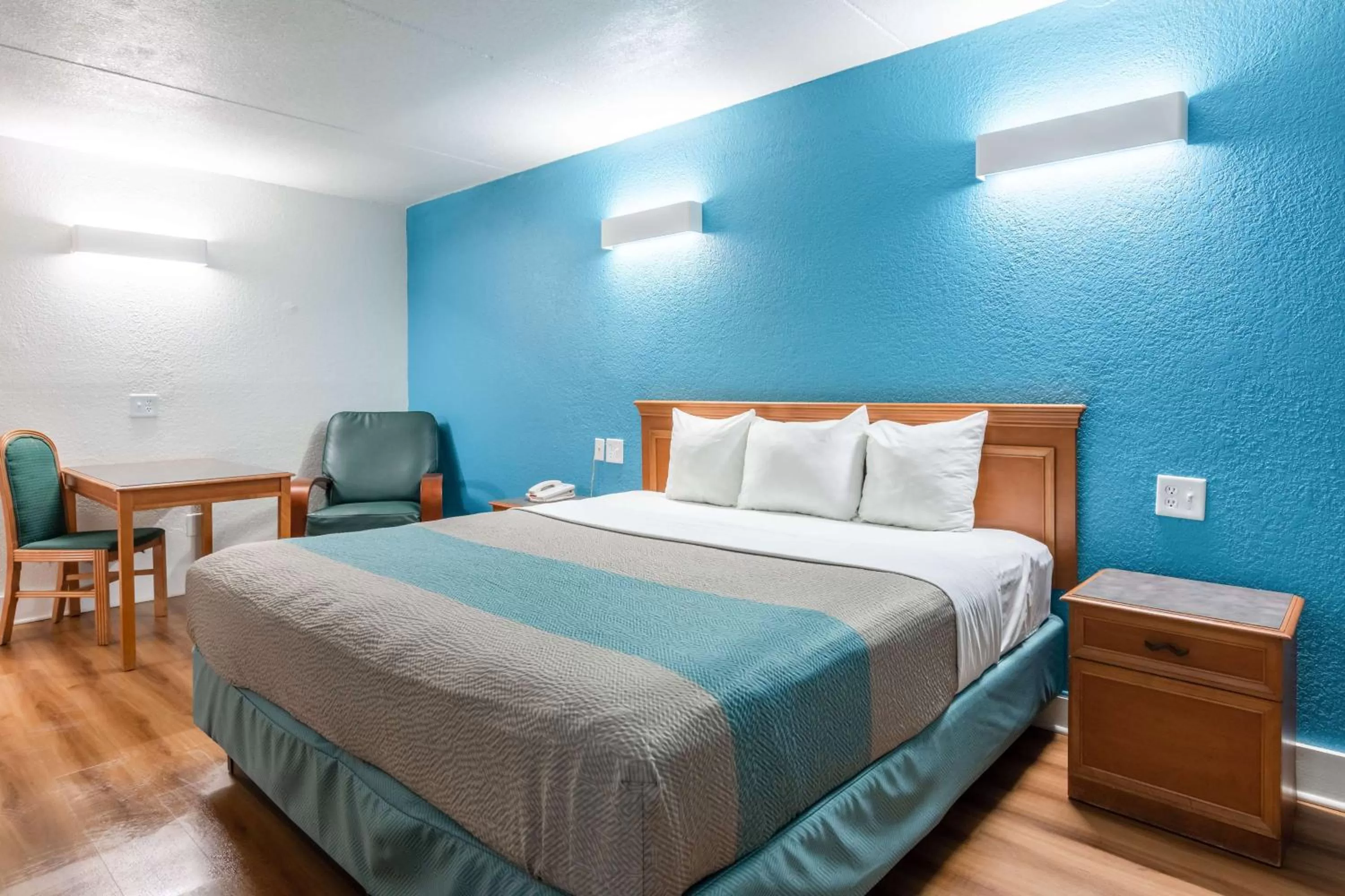 Photo of the whole room, Bed in Motel 6-North Little Rock, AR - McCain