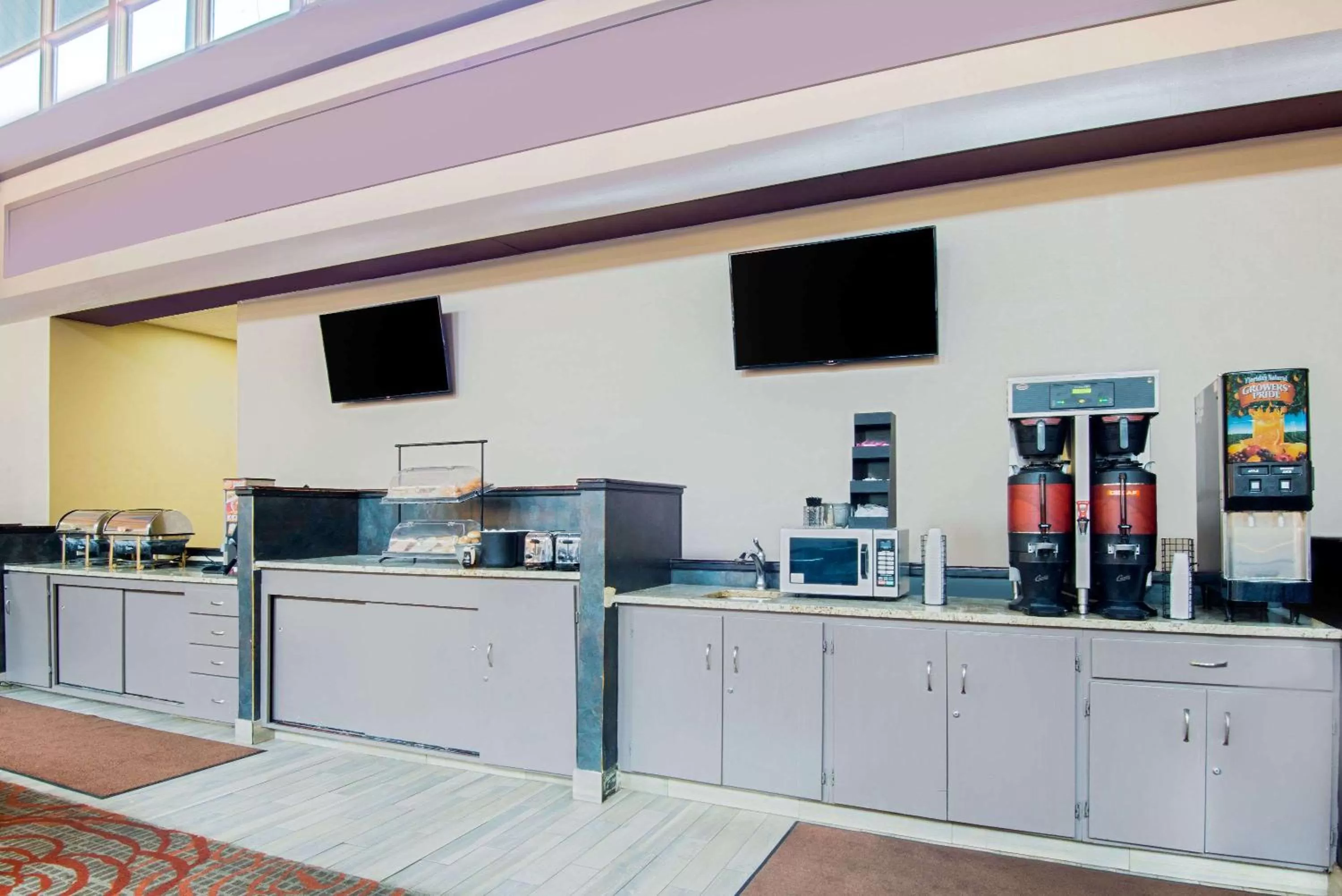 Restaurant/places to eat, Kitchen/Kitchenette in Ramada Plaza by Wyndham Gillette Conference Center