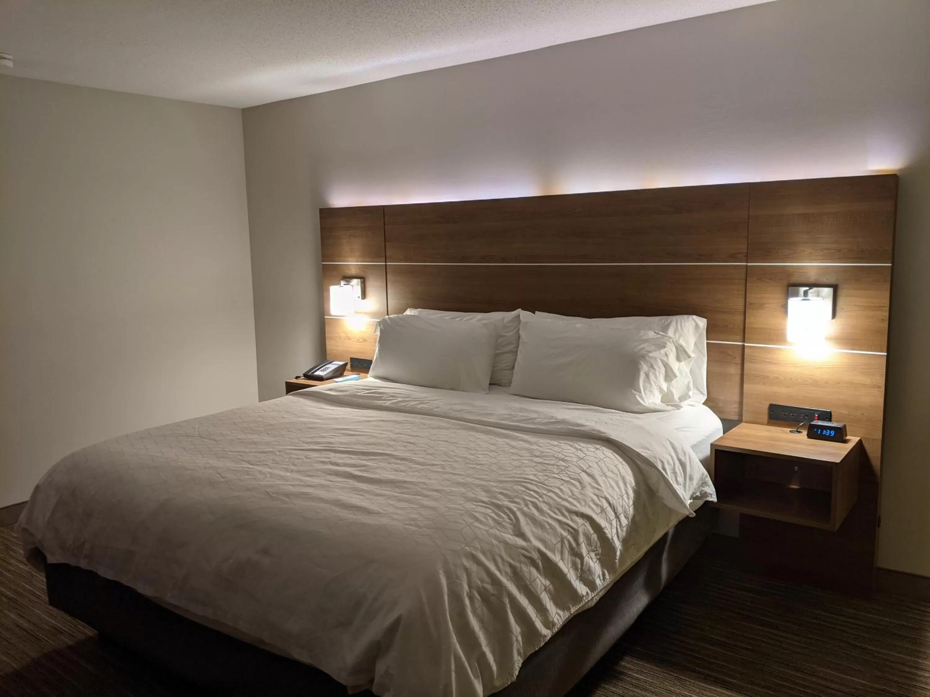 Bed in Holiday Inn Express South Burlington by IHG