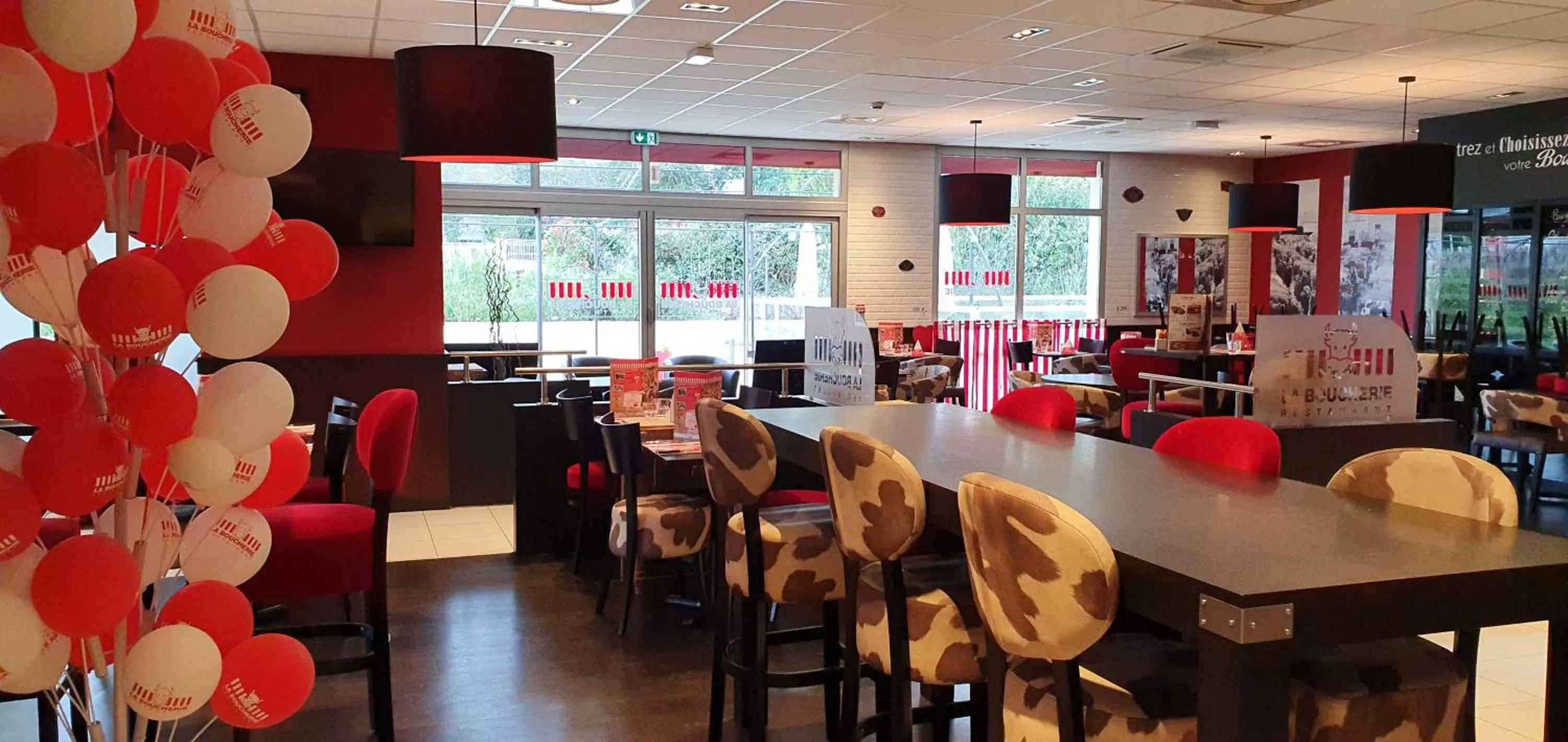 Restaurant/places to eat in Kyriad Aix Les Milles - Plan de Campagne