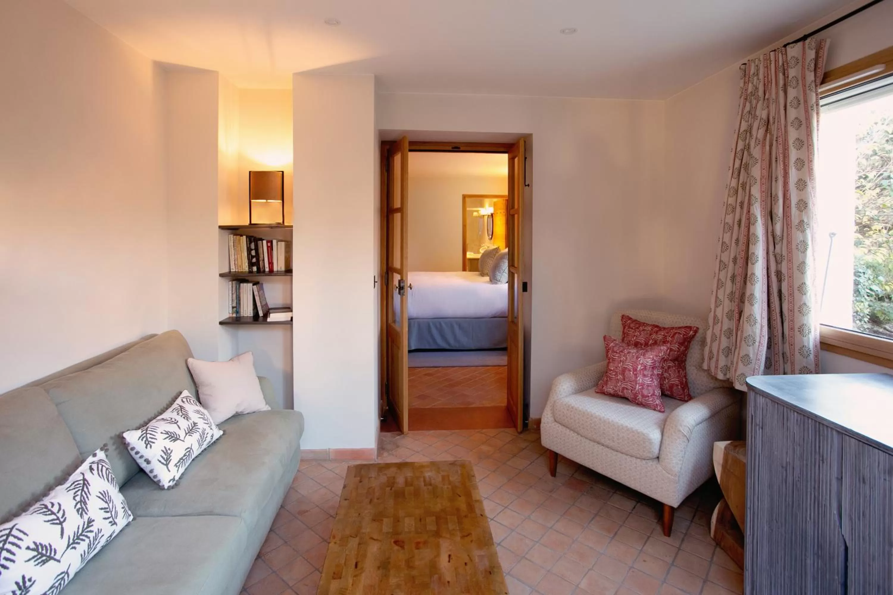 Seating area, Bed in LOU CALEN