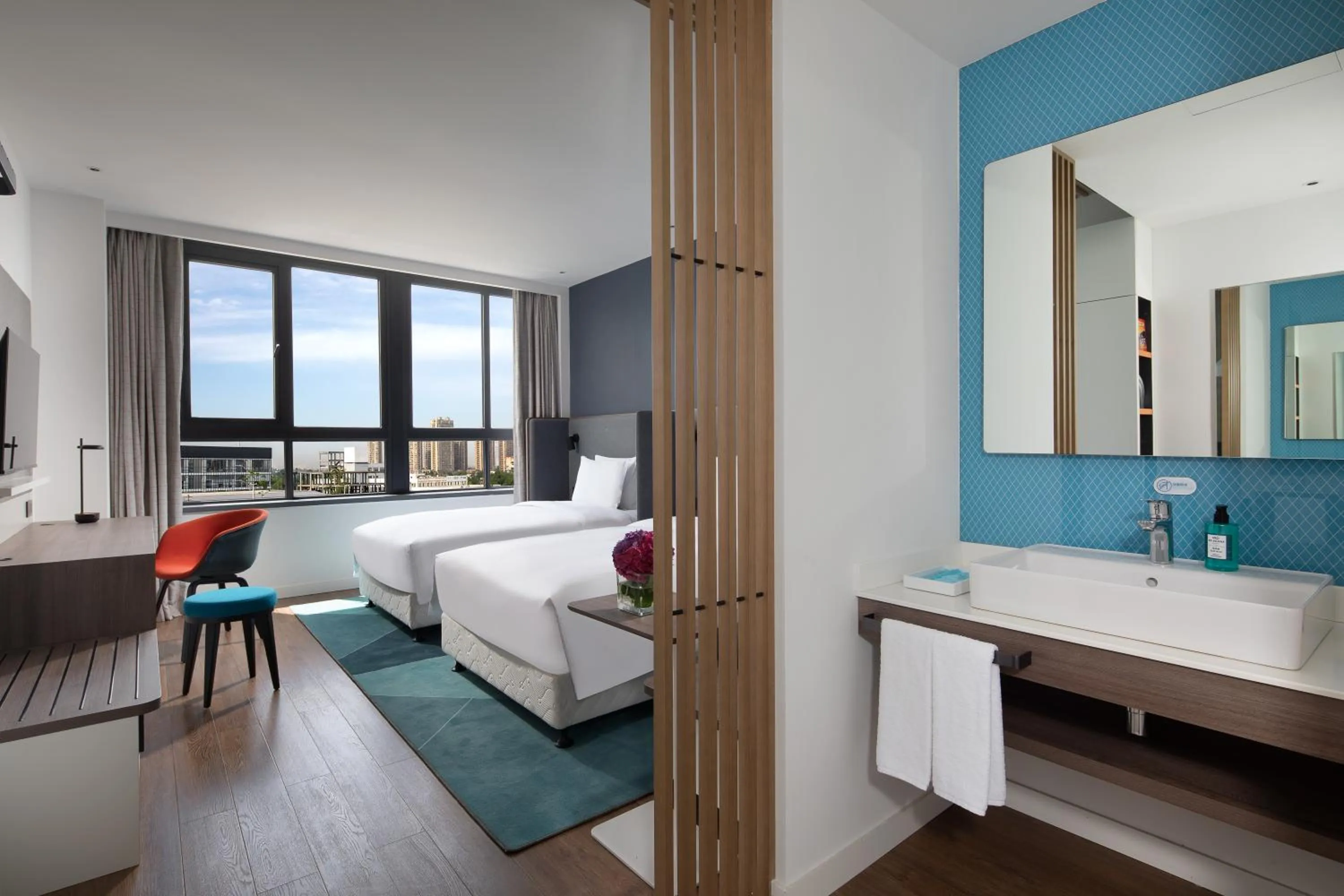 Bathroom, Bed in Holiday Inn Express Chengdu Longquanyi North by IHG