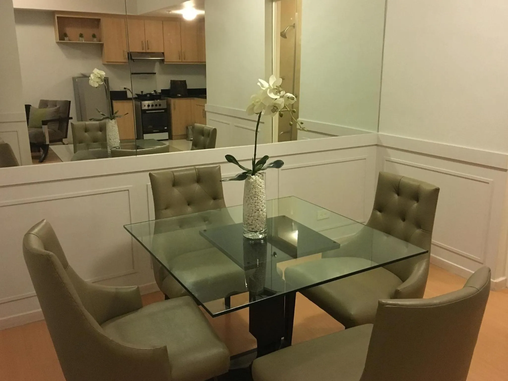 Dining area in Avant Serviced Suites - Personal Concierge