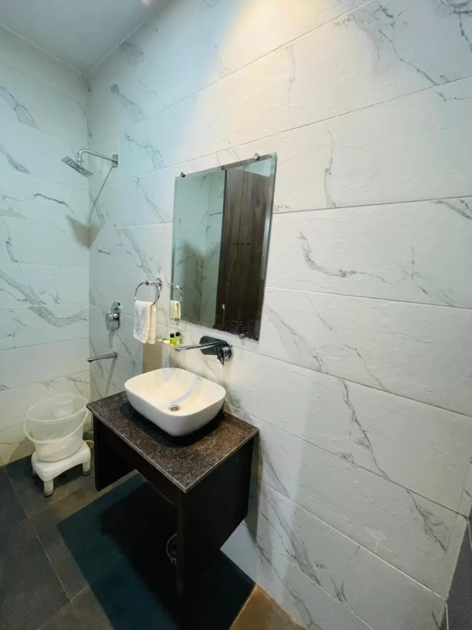 Shower in Hotel Dream Town By Cozy Hotels & Resorts