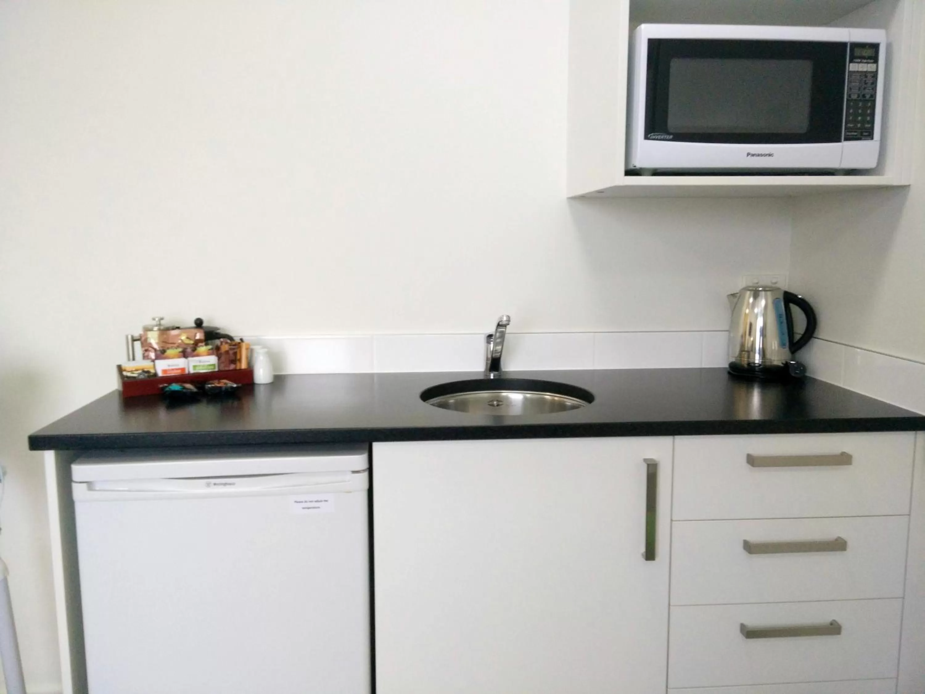 Kitchen or kitchenette in Airport Palms Motel