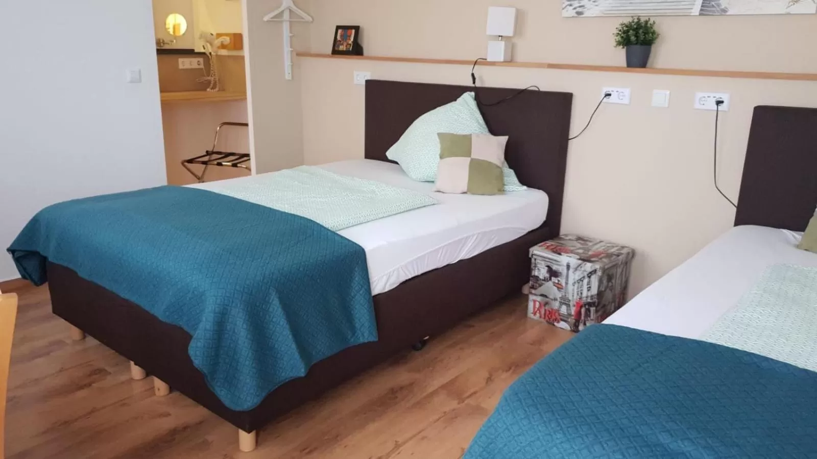 Bed in Kraft Hotel-Klimaanlage in jedem Zimmer, AC in each room!