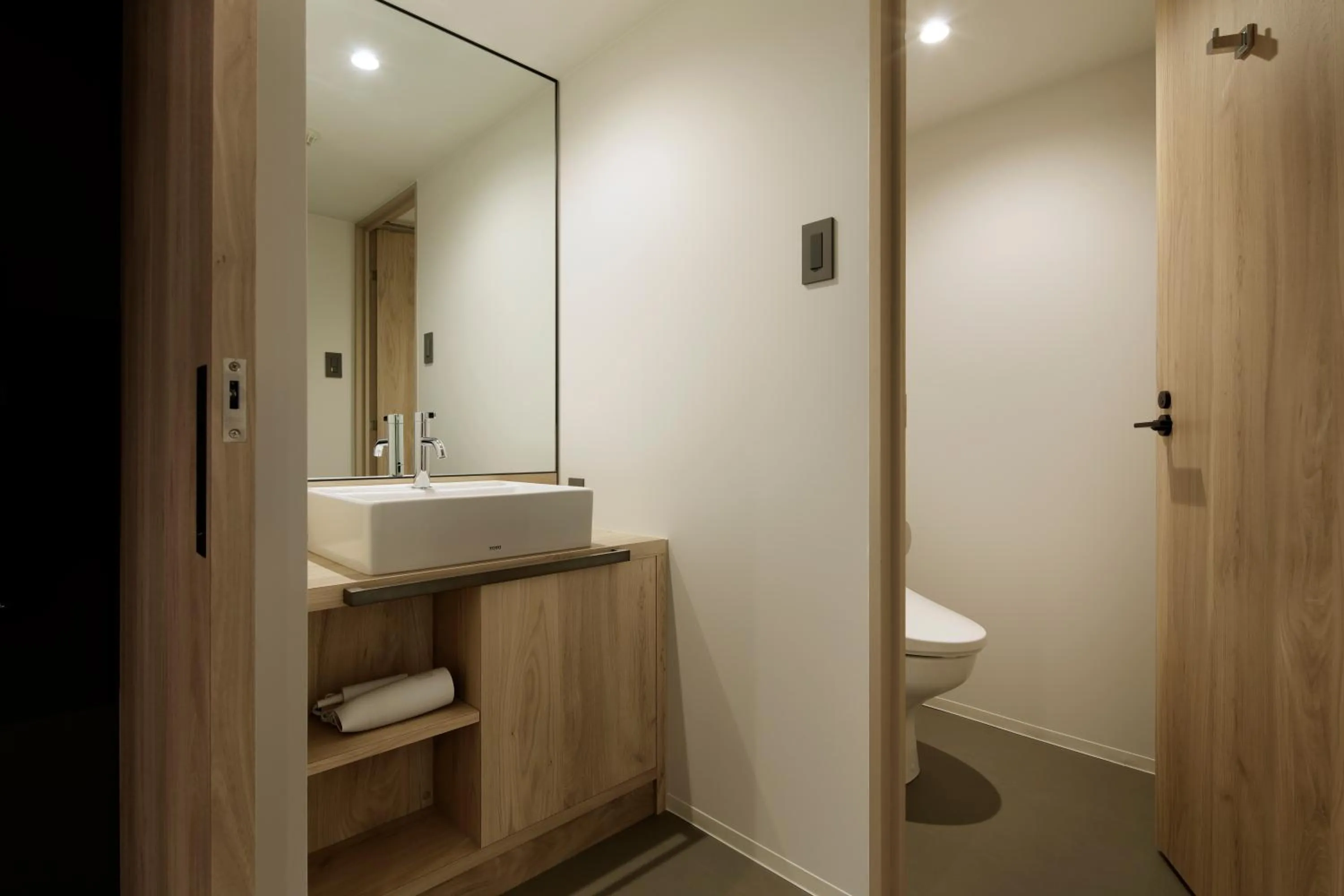 Toilet in Piece Hostel Sanjo