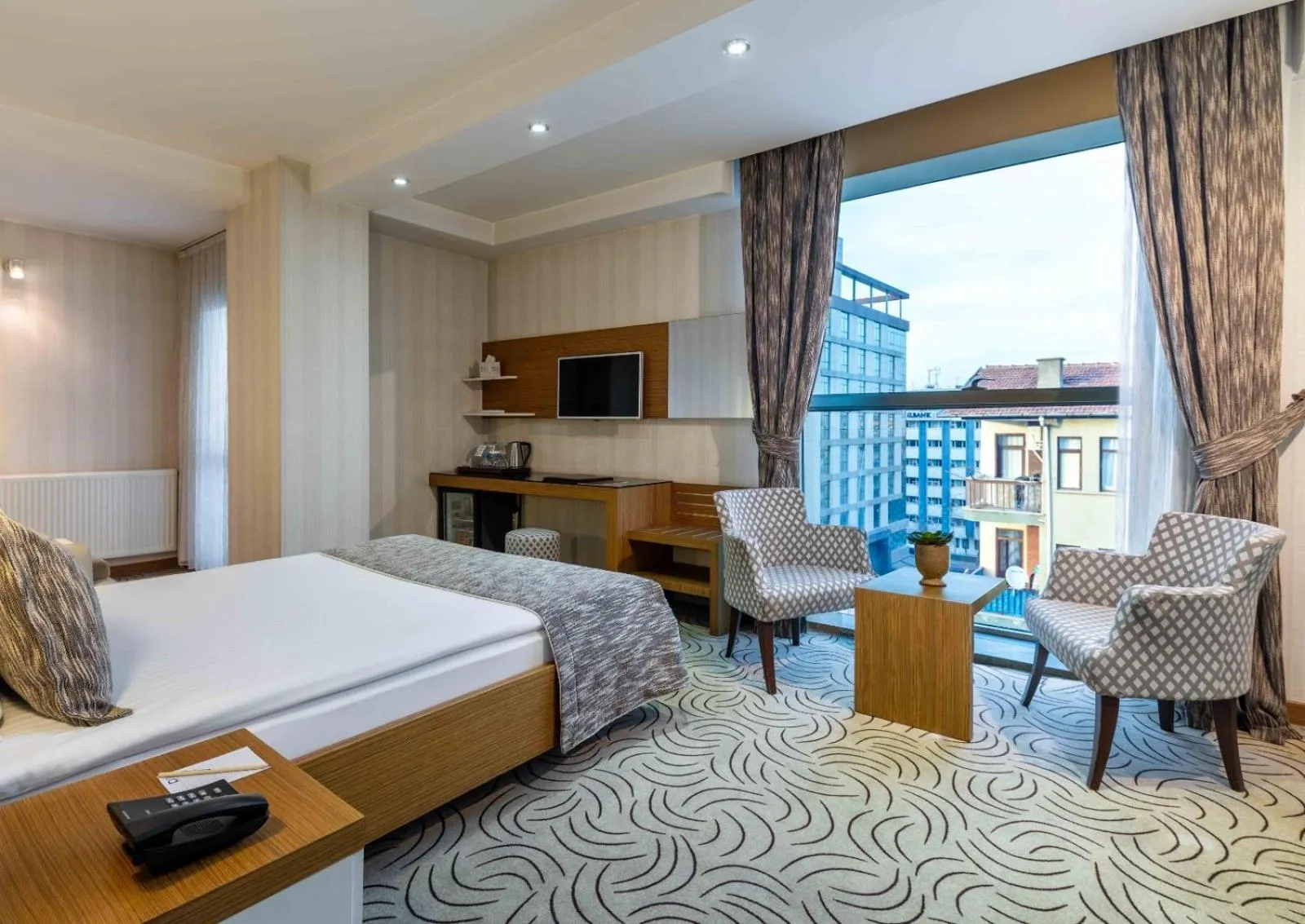 Photo of the whole room, Bed in Dies Hotel