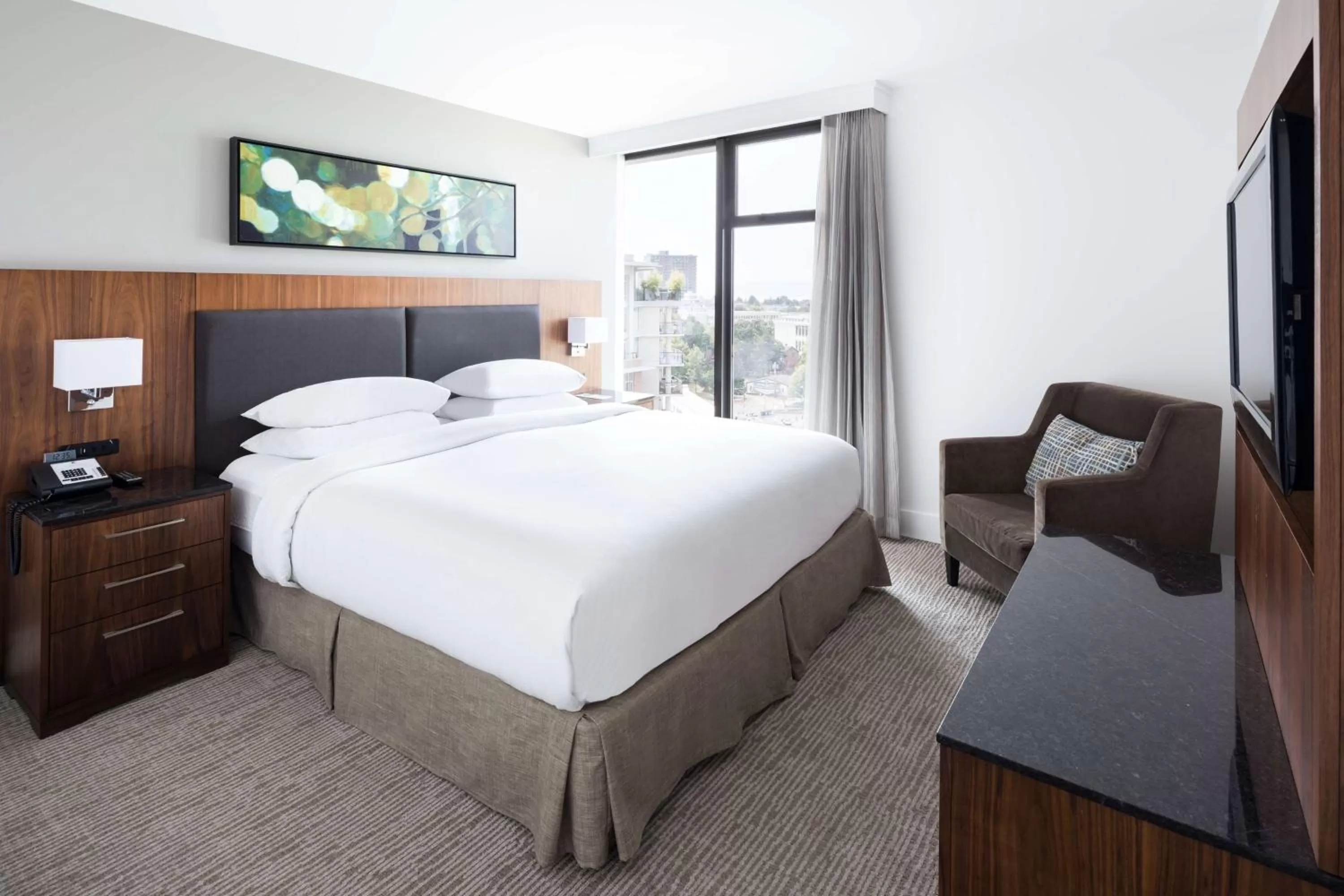 Bedroom, Bed in DoubleTree by Hilton Hotel & Suites Victoria